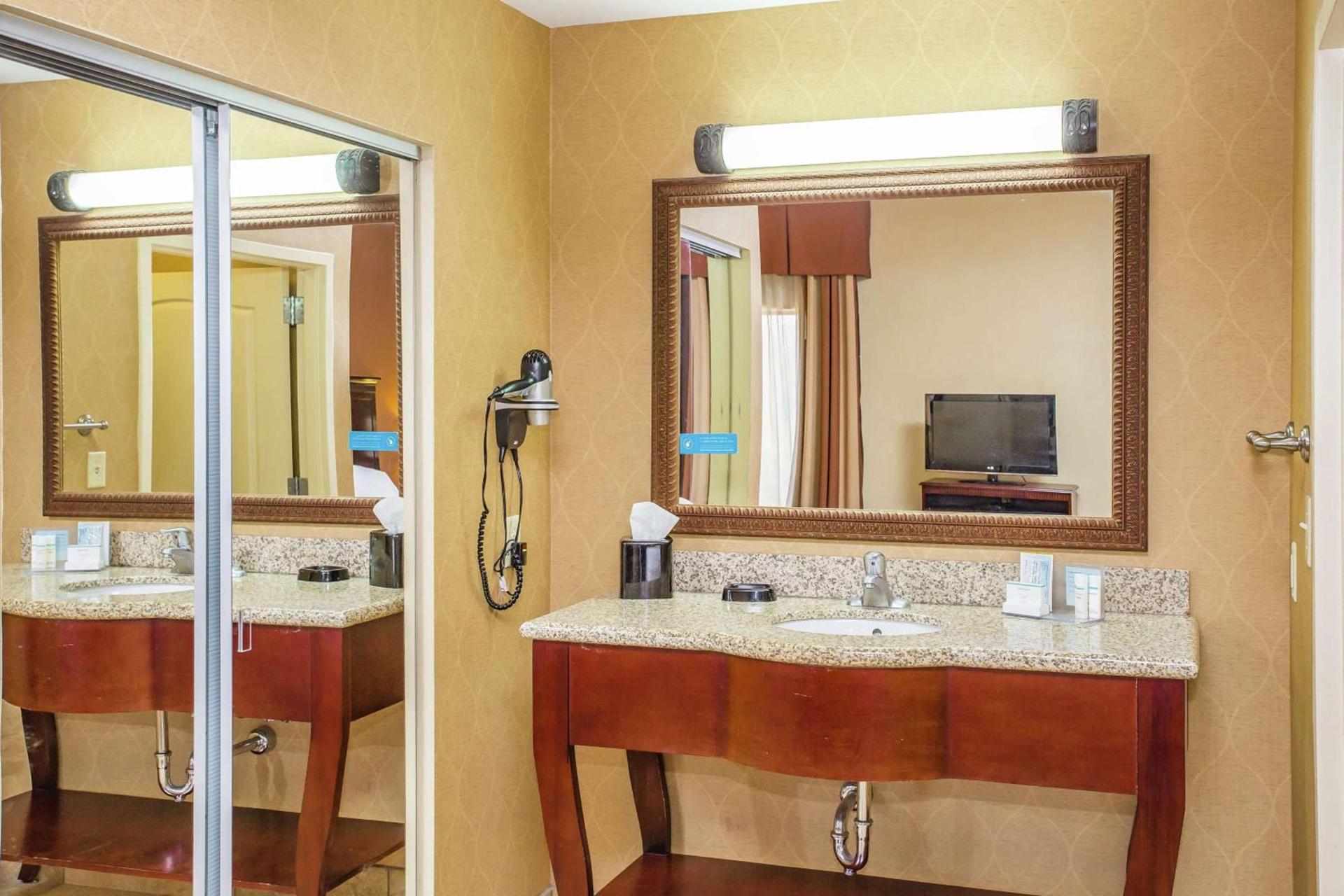 Hampton Inn & Suites Sevierville at Stadium Drive photo 14