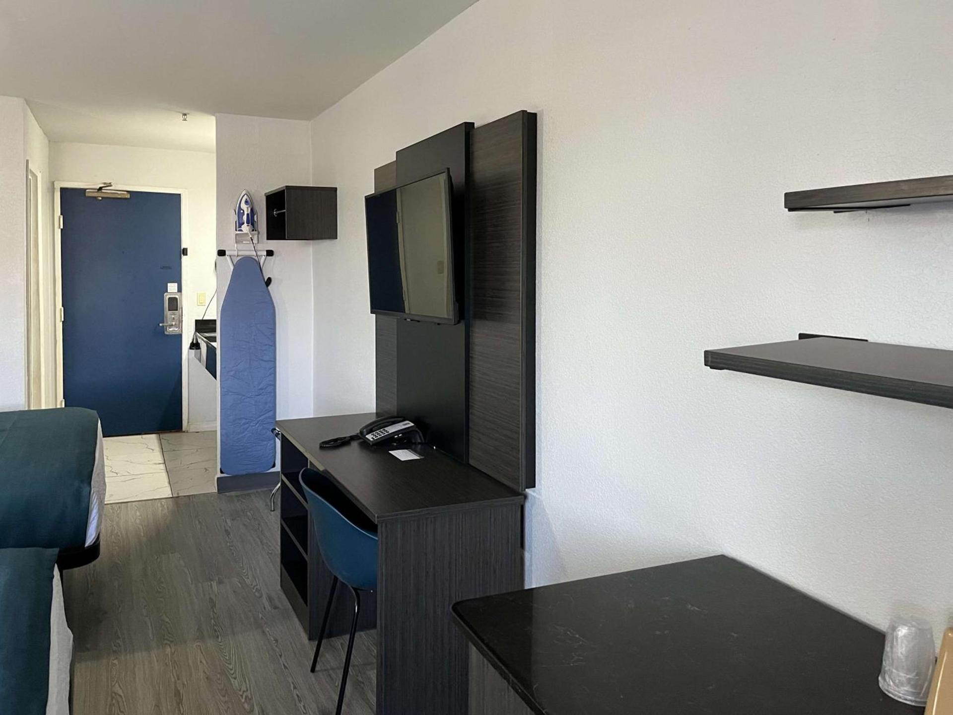 Studio 6 Suites Delano, CA photo 6