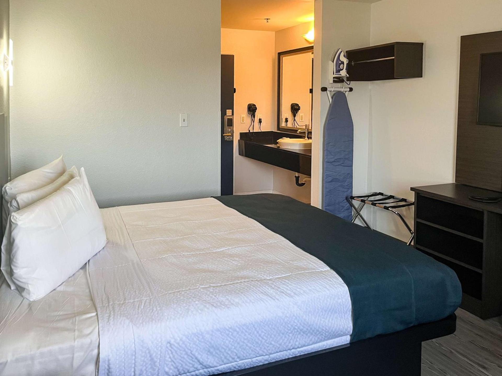 Studio 6 Suites Delano, CA photo 12