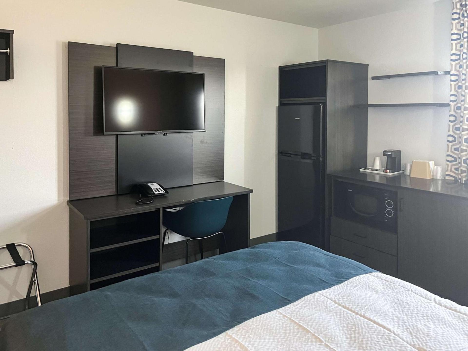 Studio 6 Suites Delano, CA photo 14