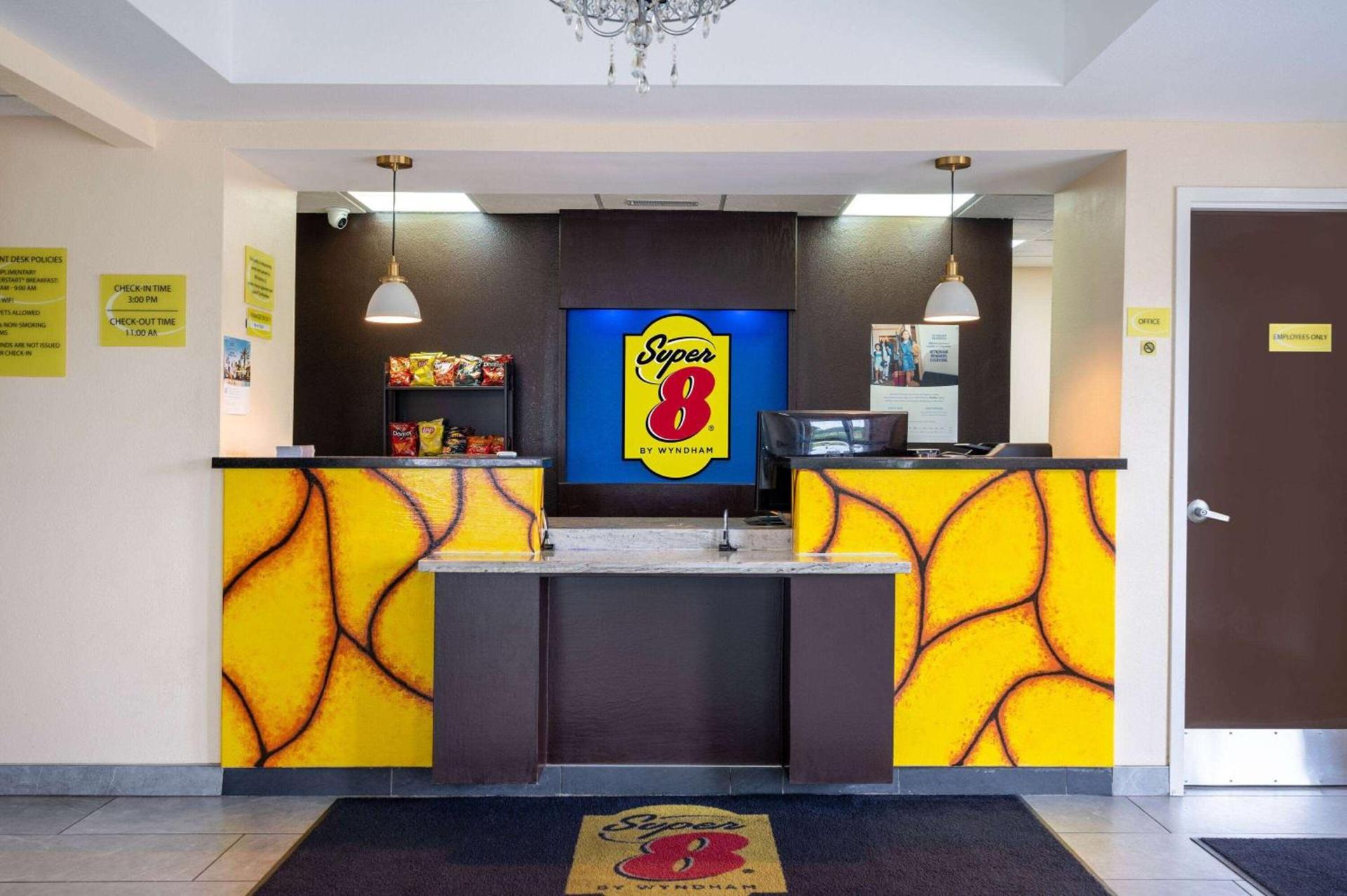 Super 8 by Wyndham Salisbury photo 2