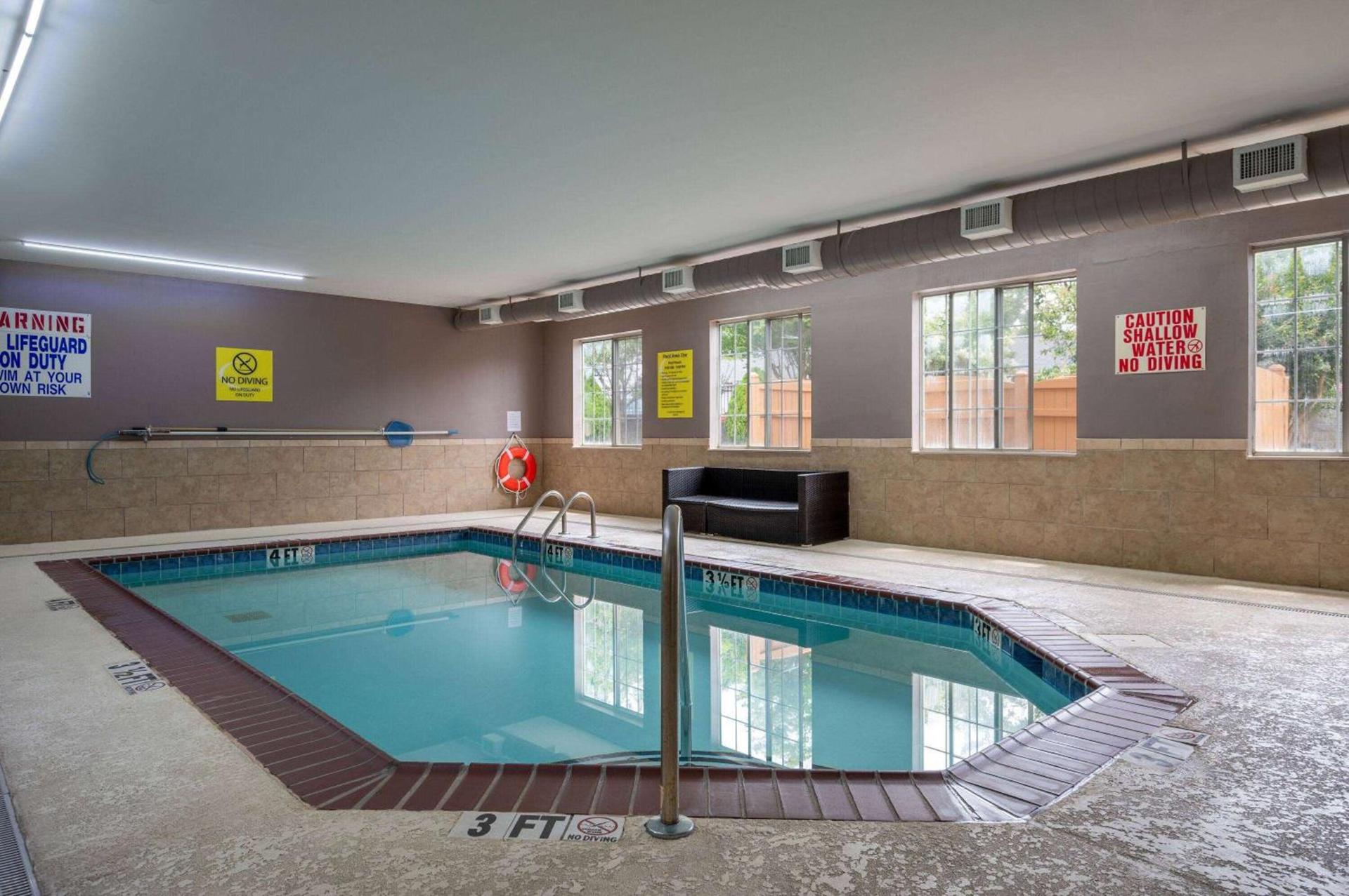 Super 8 by Wyndham Salisbury photo 4