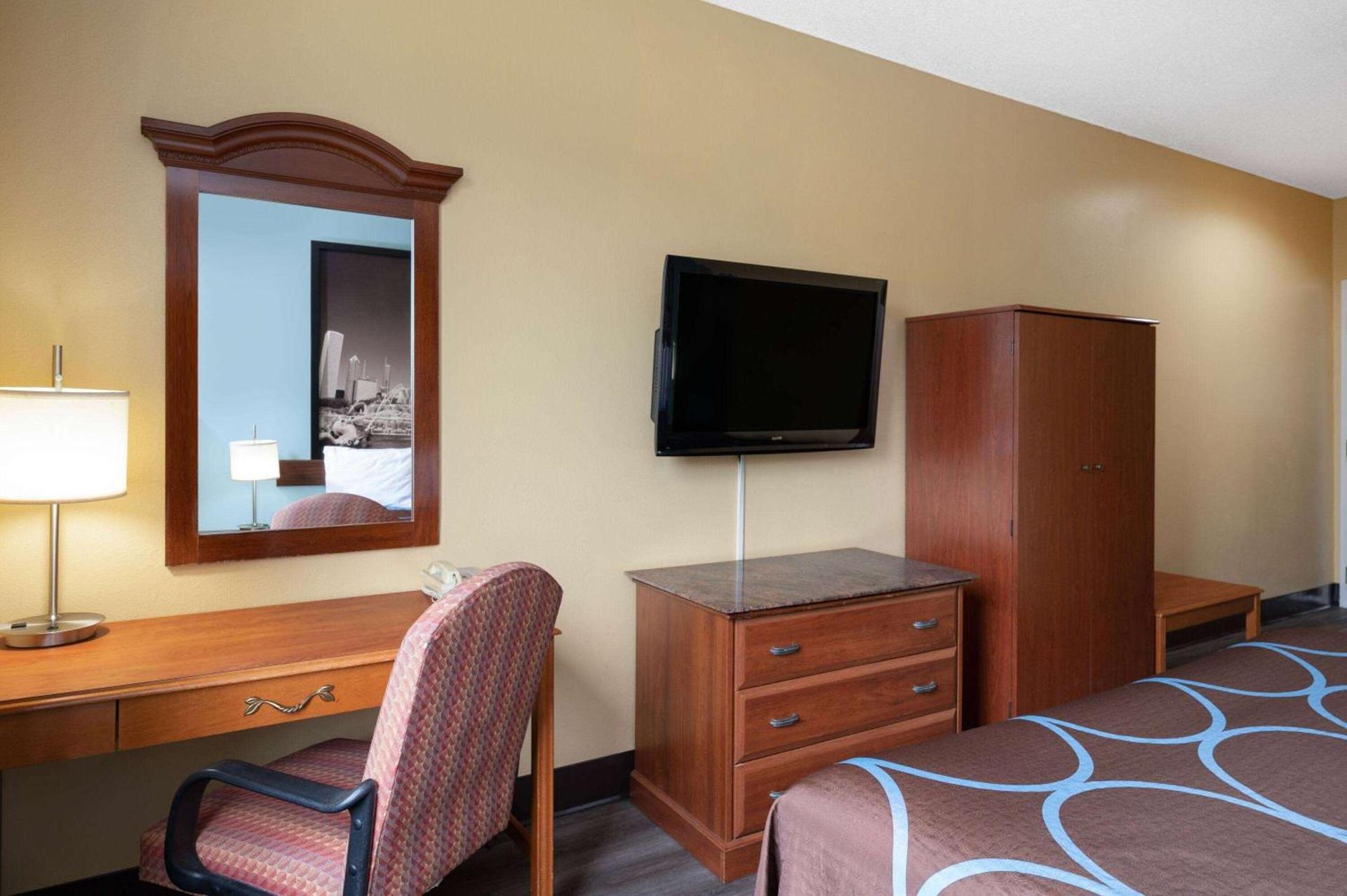 Super 8 by Wyndham Salisbury photo 9