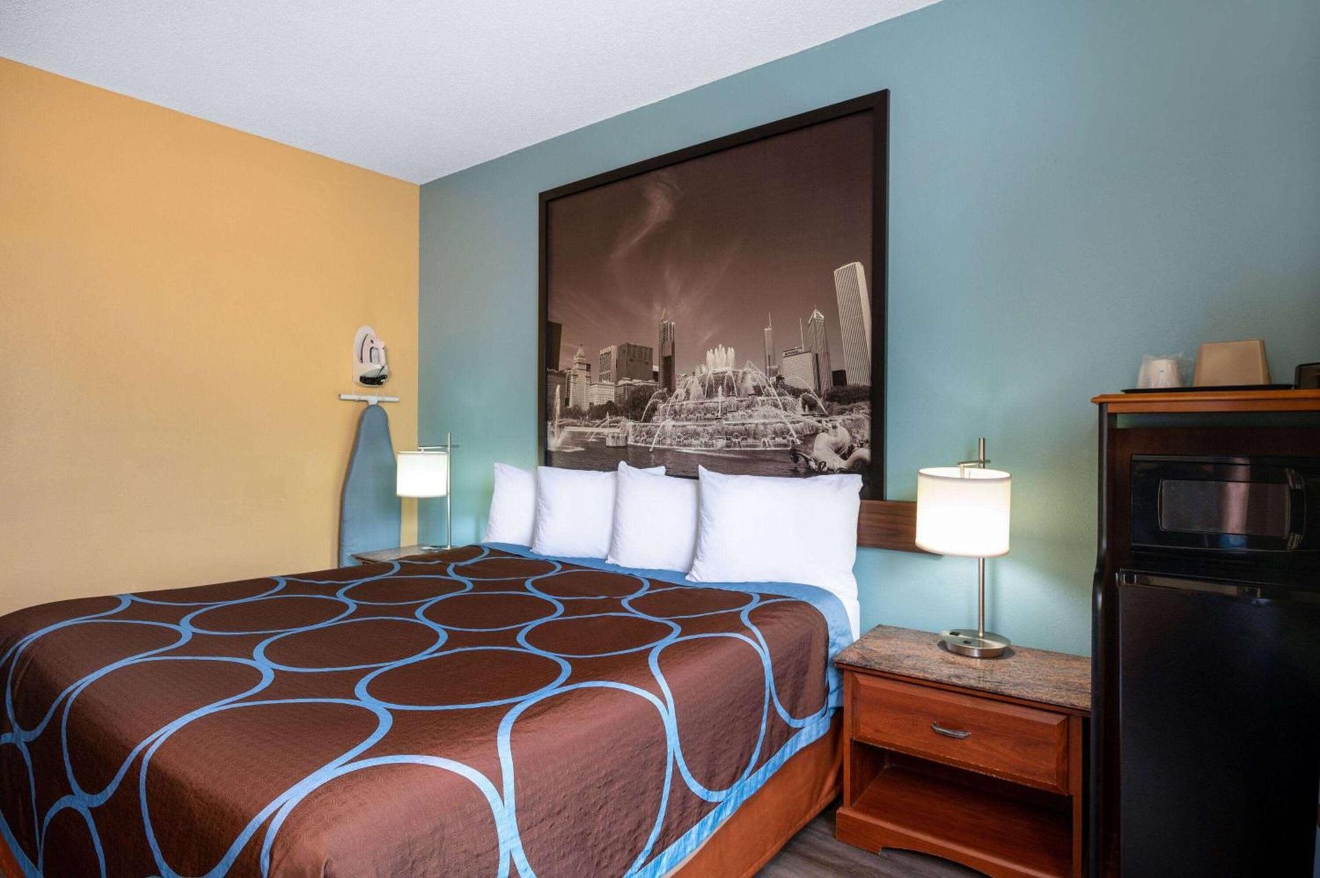 Super 8 by Wyndham Salisbury photo 11