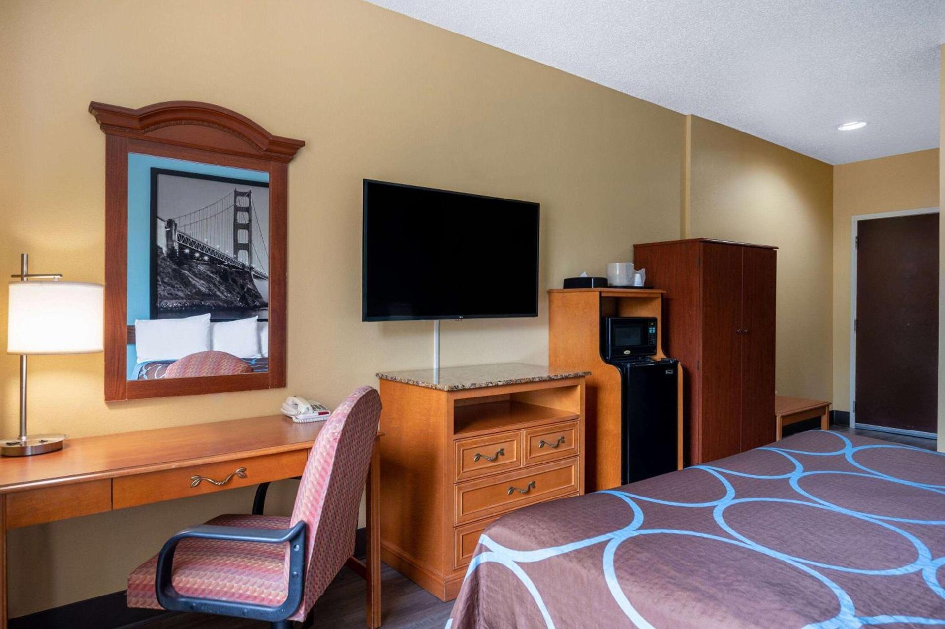 Super 8 by Wyndham Salisbury photo 12