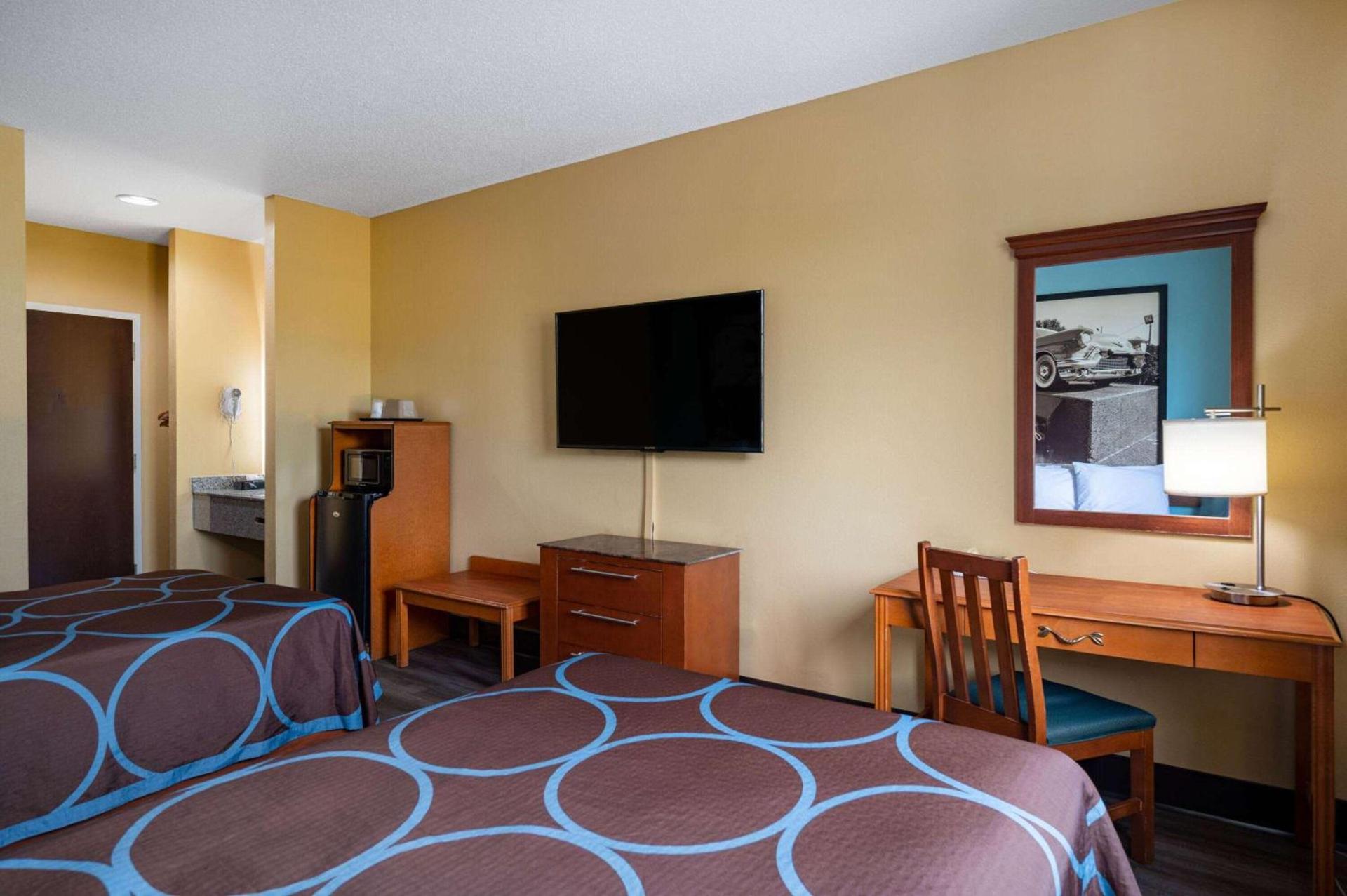 Super 8 by Wyndham Salisbury photo 14