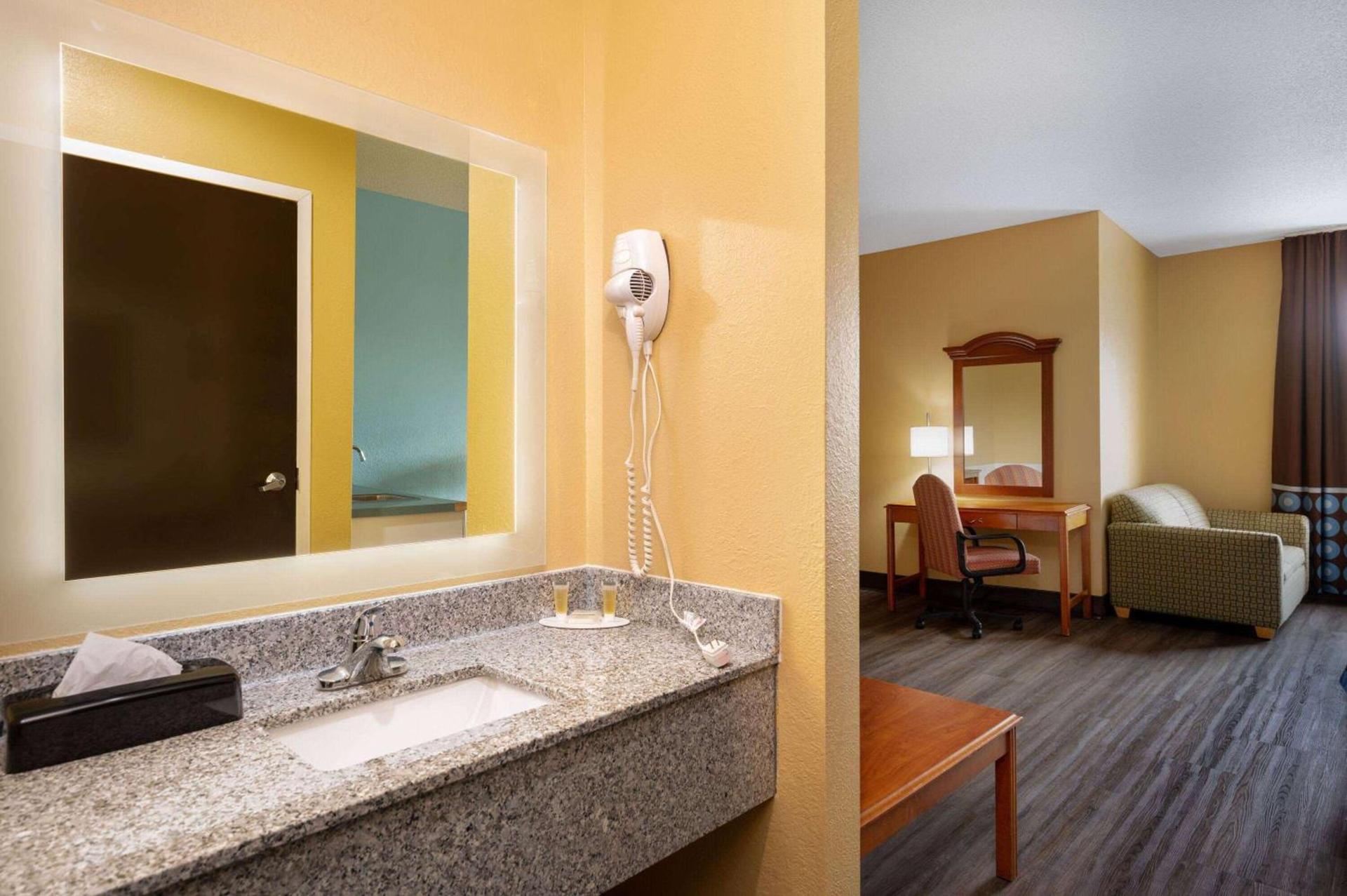 Super 8 by Wyndham Salisbury photo 24