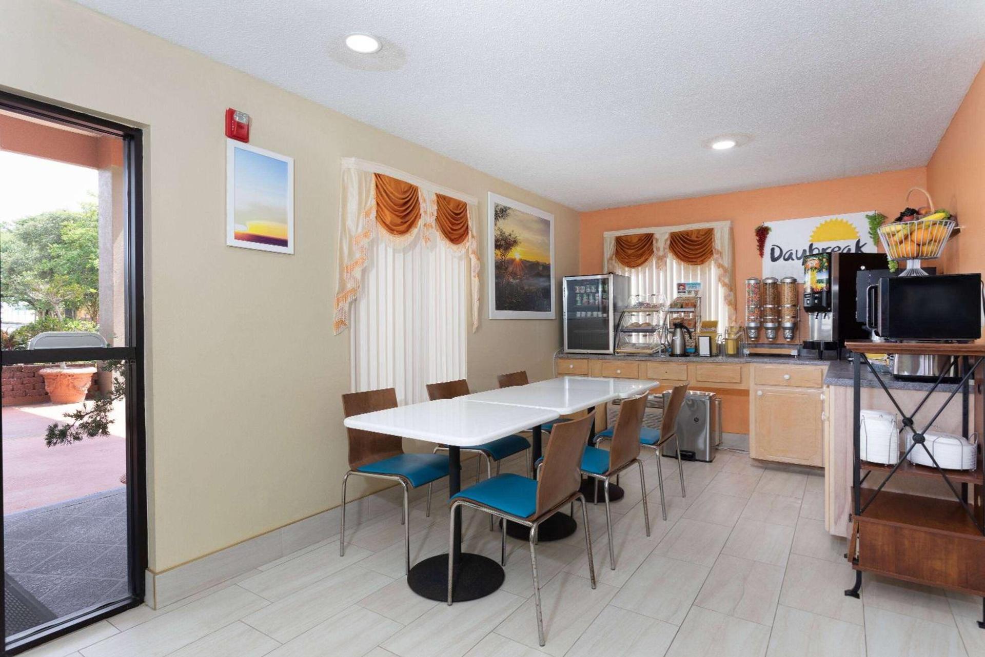 Days Inn by Wyndham Chipley photo 10