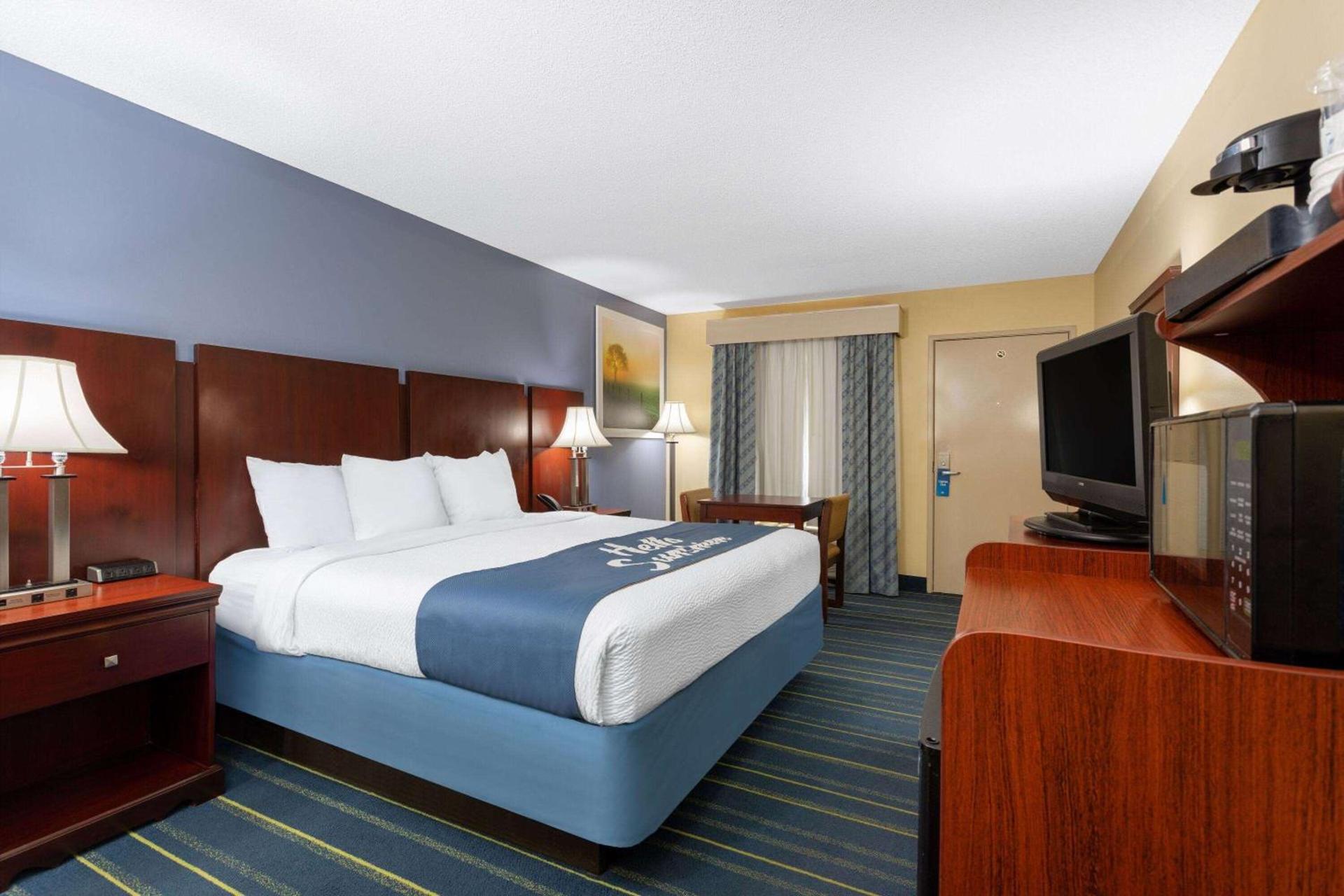 Days Inn by Wyndham Chipley photo 28