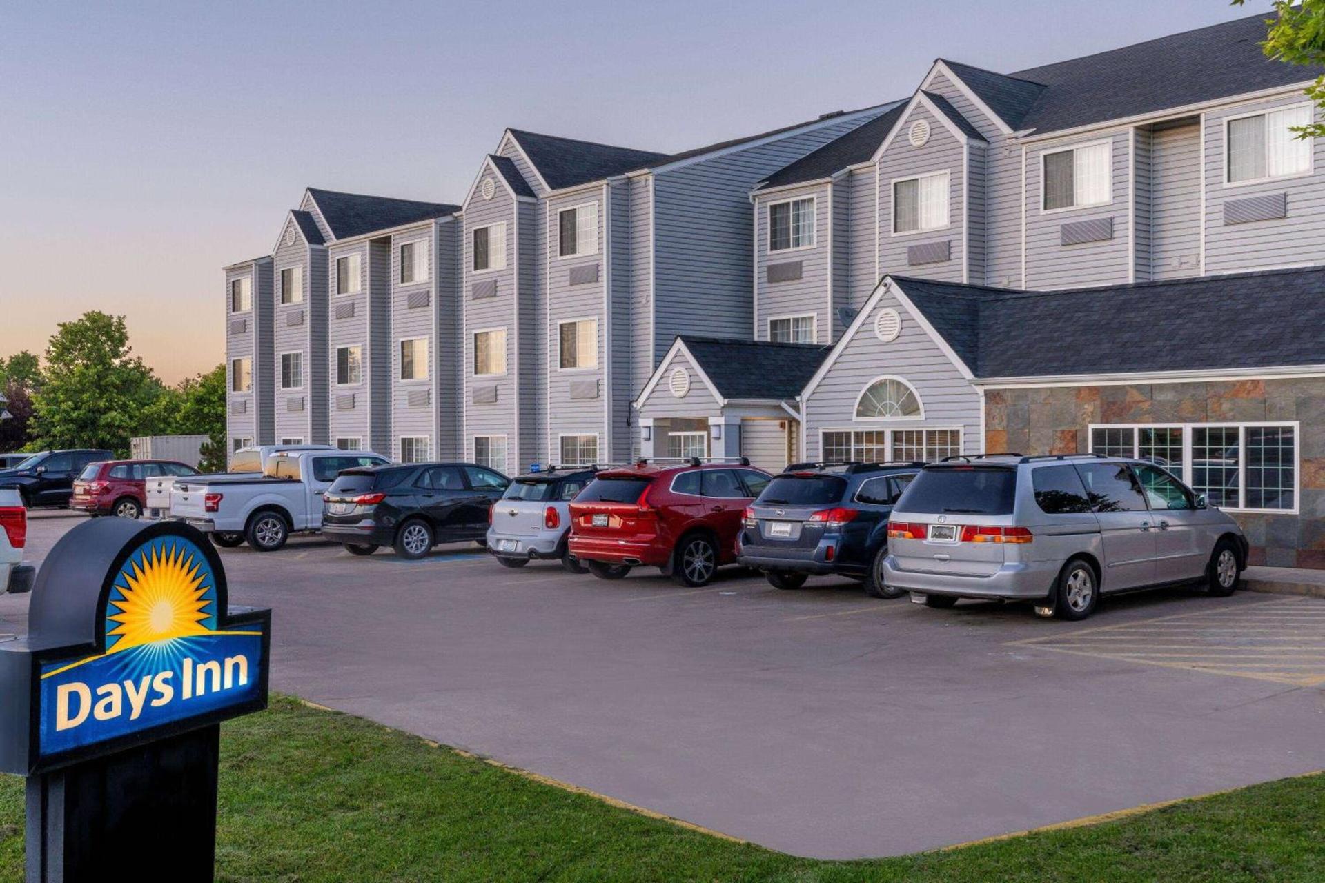 Days Inn & Suites by Wyndham Greeley — hotel in Greeley
