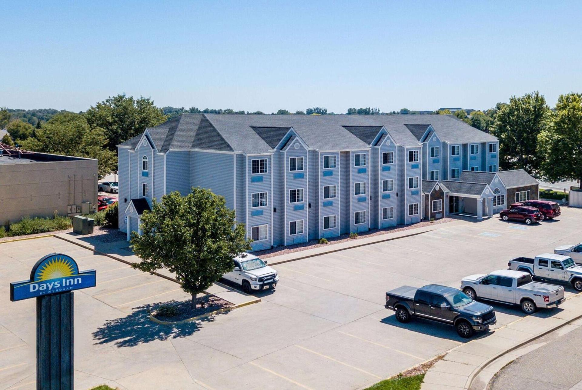 Days Inn & Suites by Wyndham Greeley photo 2