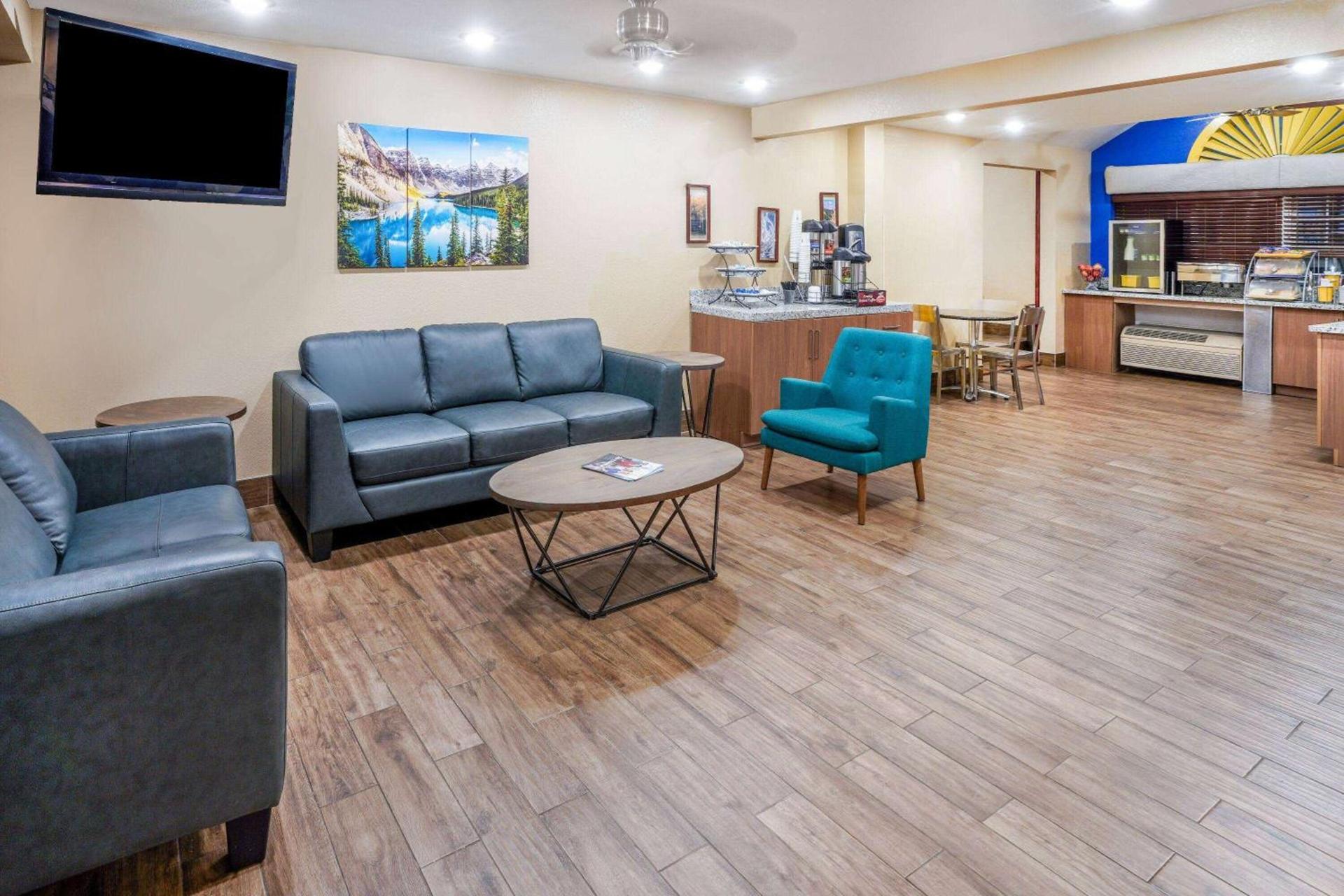 Days Inn & Suites by Wyndham Greeley photo 4