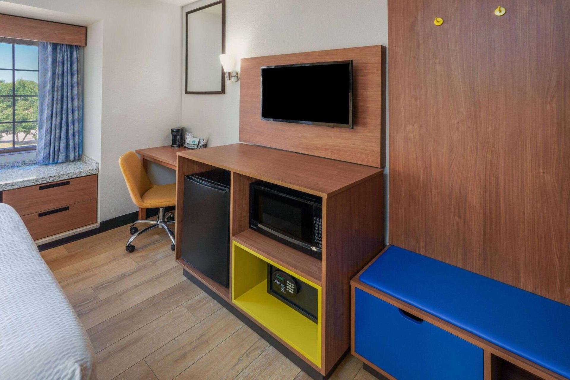 Days Inn & Suites by Wyndham Greeley photo 8