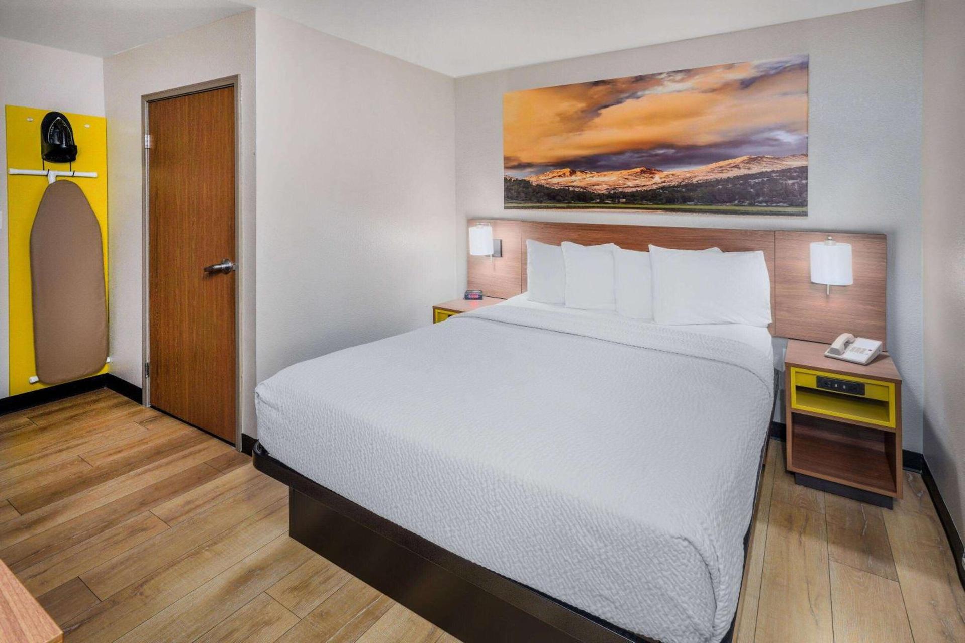 Days Inn & Suites by Wyndham Greeley photo 14