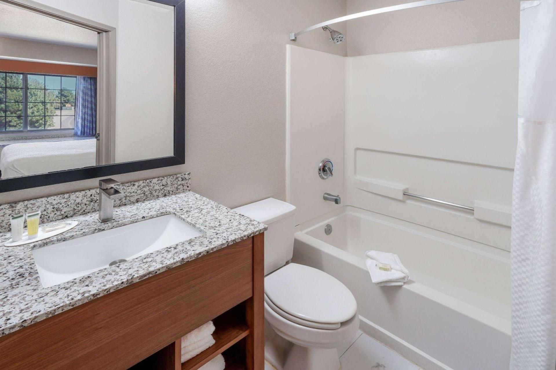 Days Inn & Suites by Wyndham Greeley photo 32