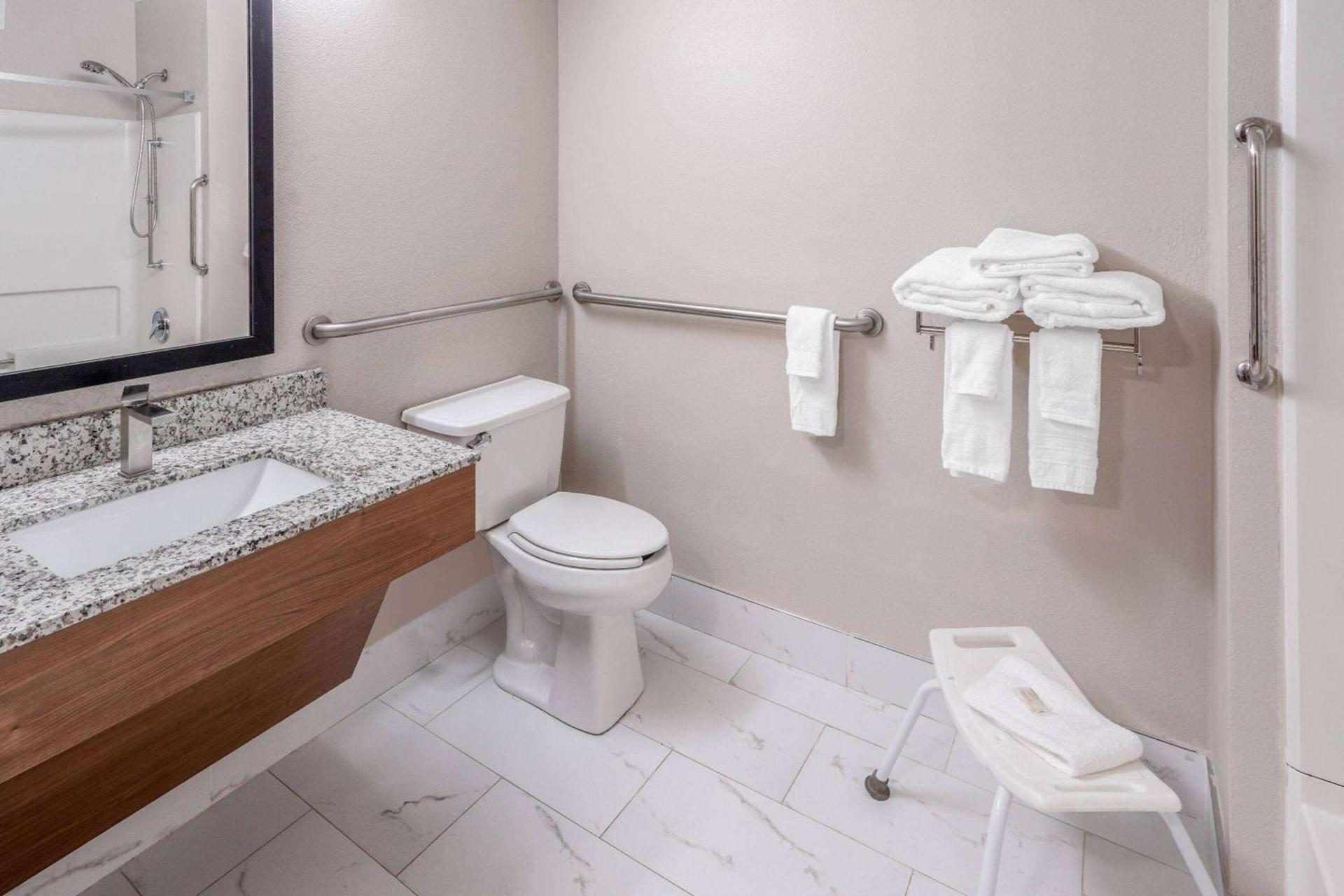 Days Inn & Suites by Wyndham Greeley photo 18