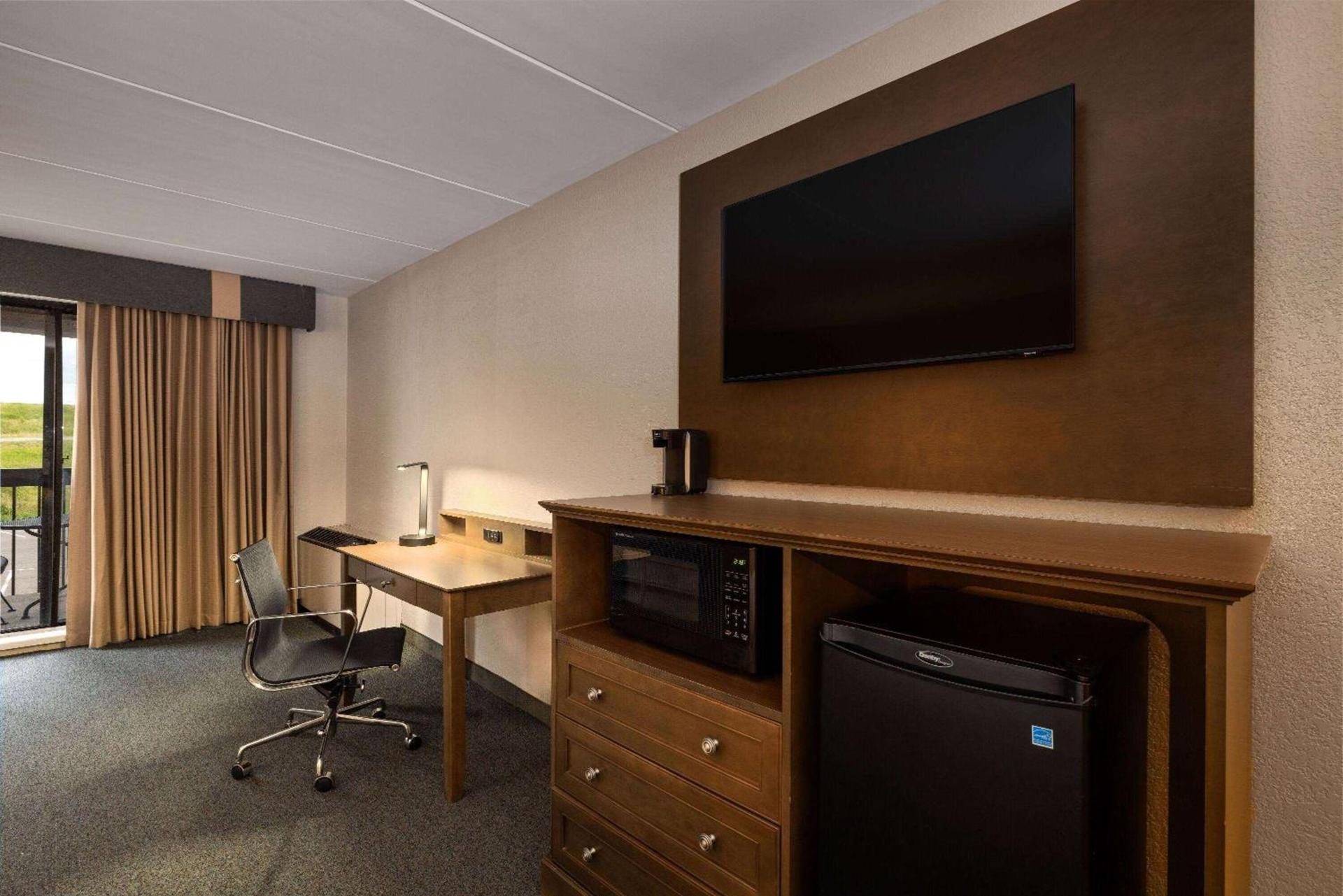 Baymont by Wyndham Shakopee photo 13