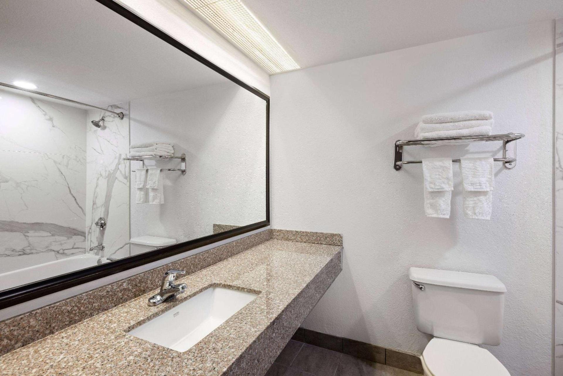 Baymont by Wyndham Shakopee photo 18