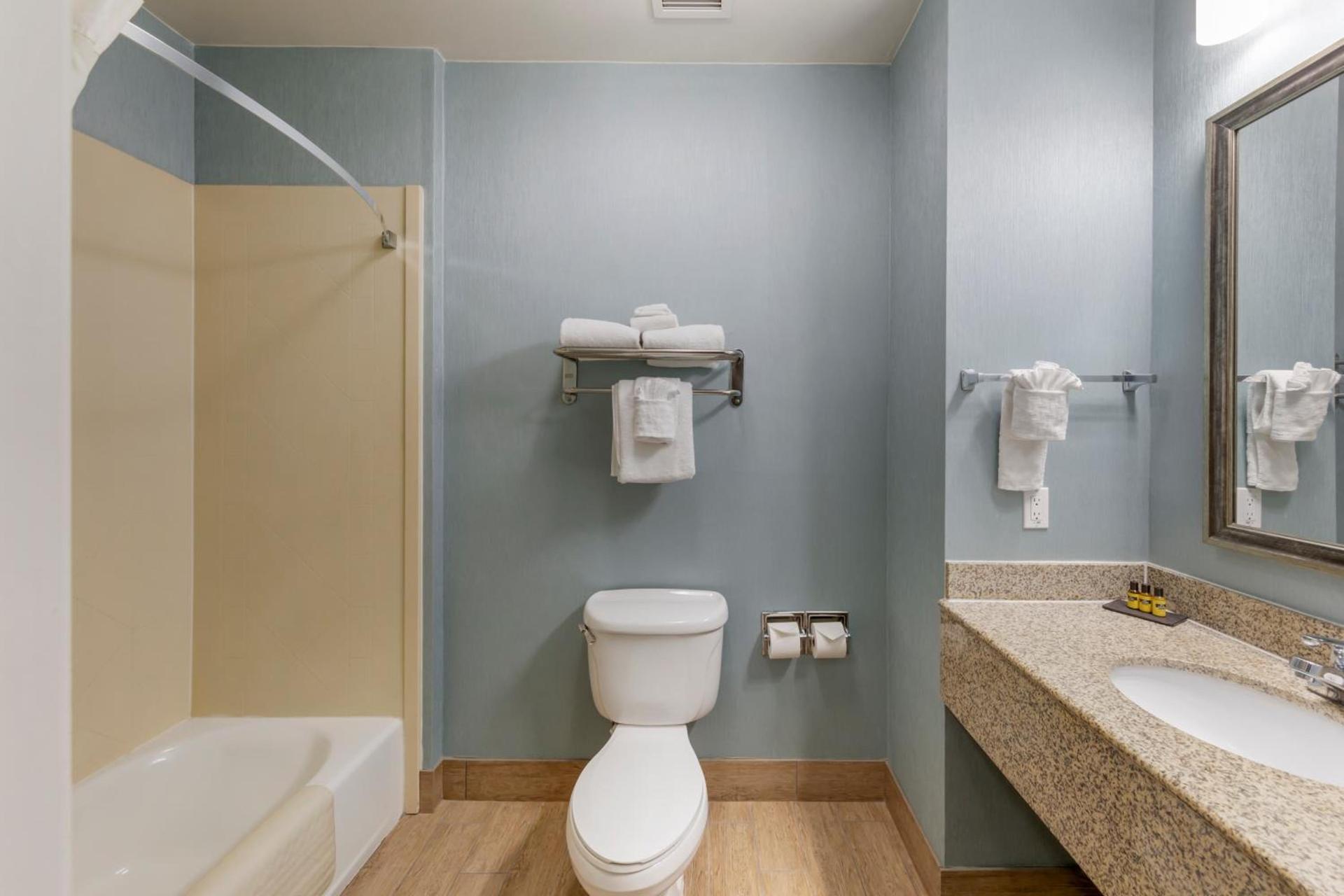 Best Western Plus Wasco Inn & Suites photo 46