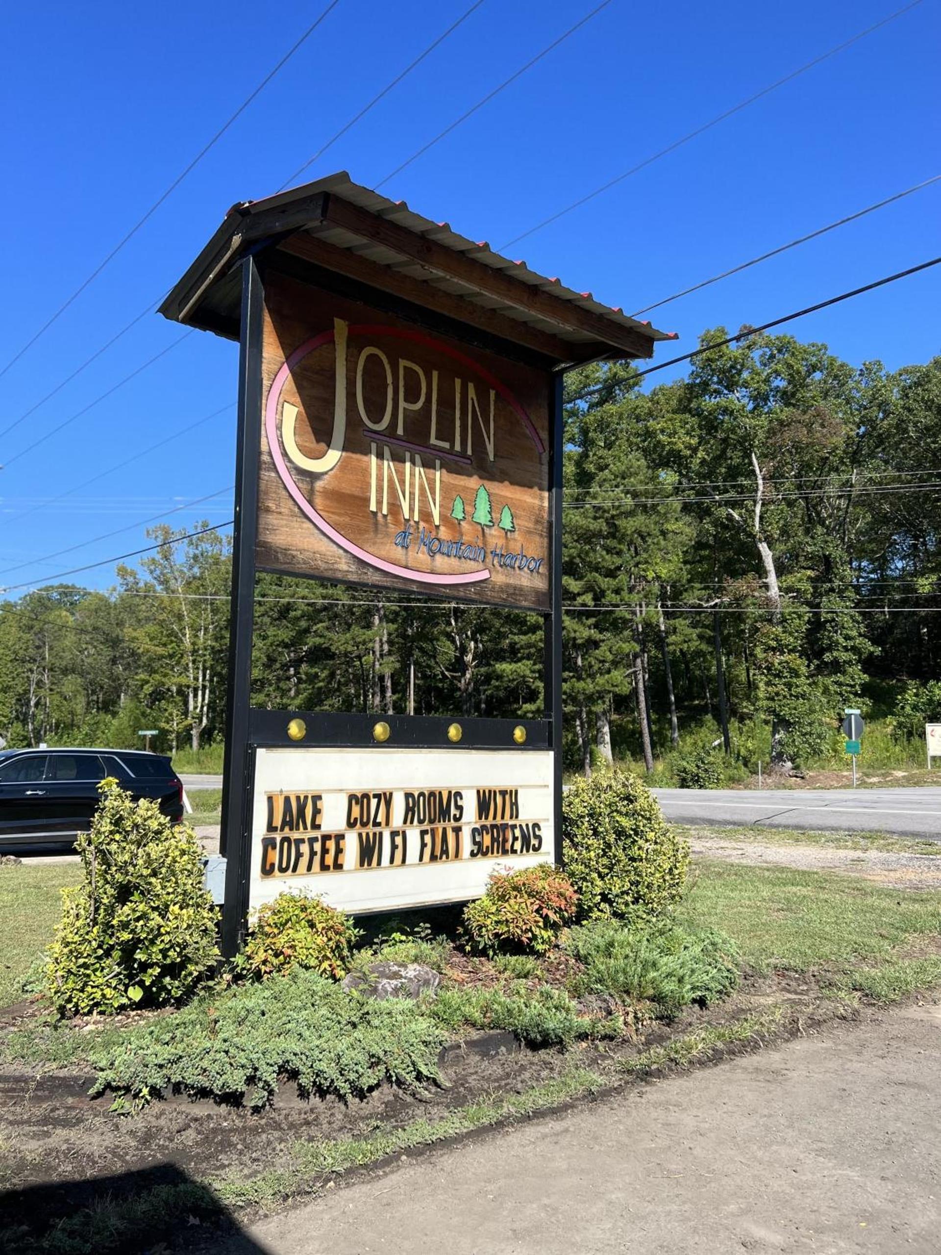 JI9 - Queen Guest Room at the Joplin Inn photo 4