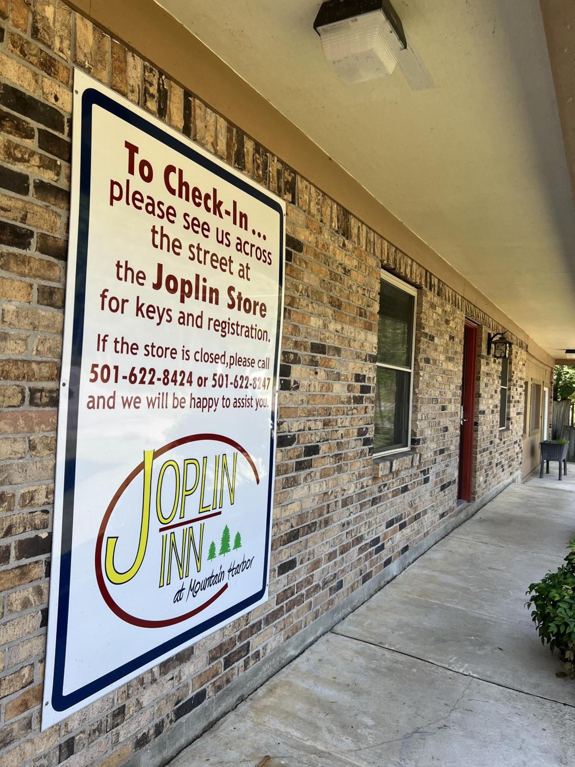 JI9 - Queen Guest Room at the Joplin Inn photo 6