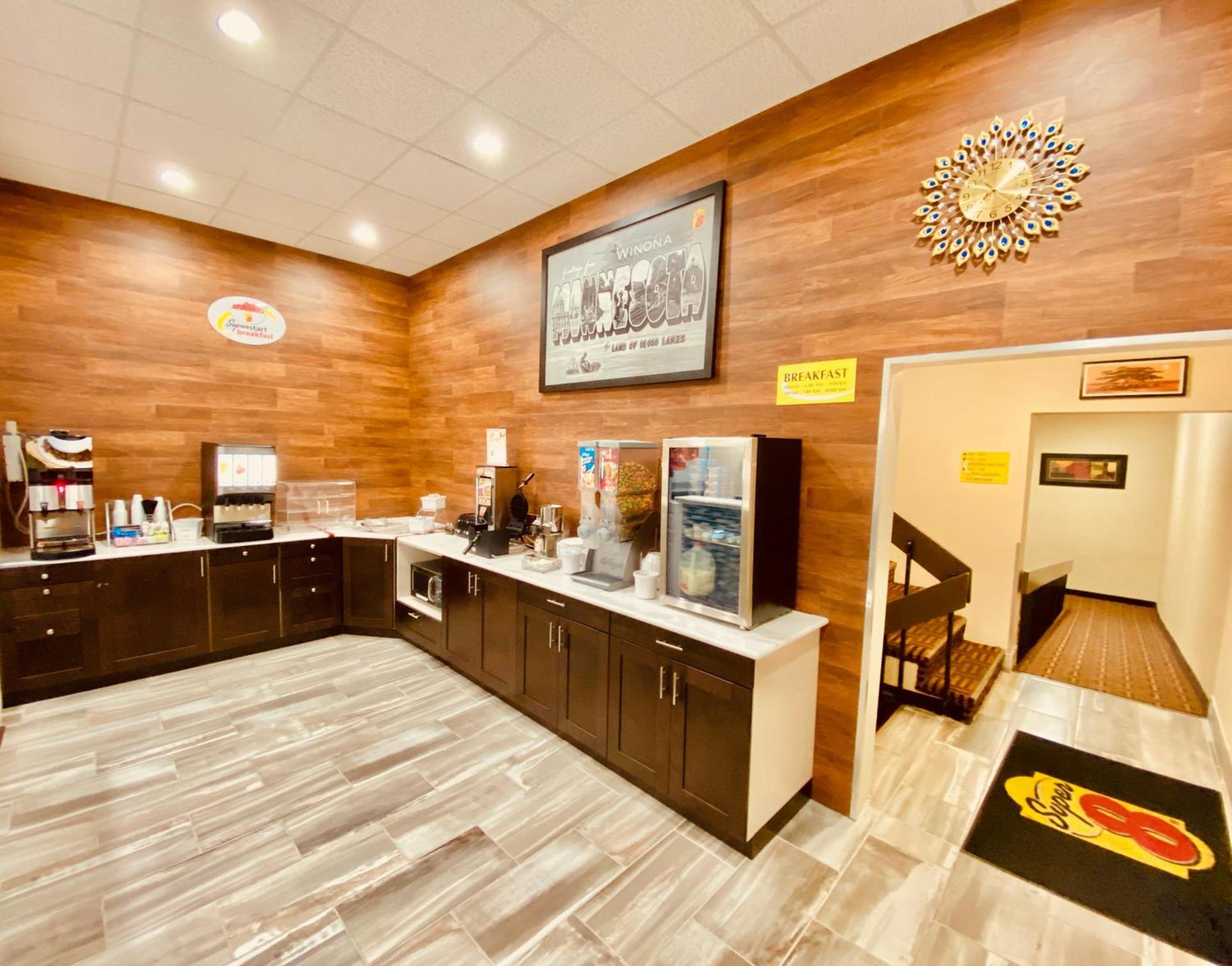 Super 8 by Wyndham Winona MN photo 15