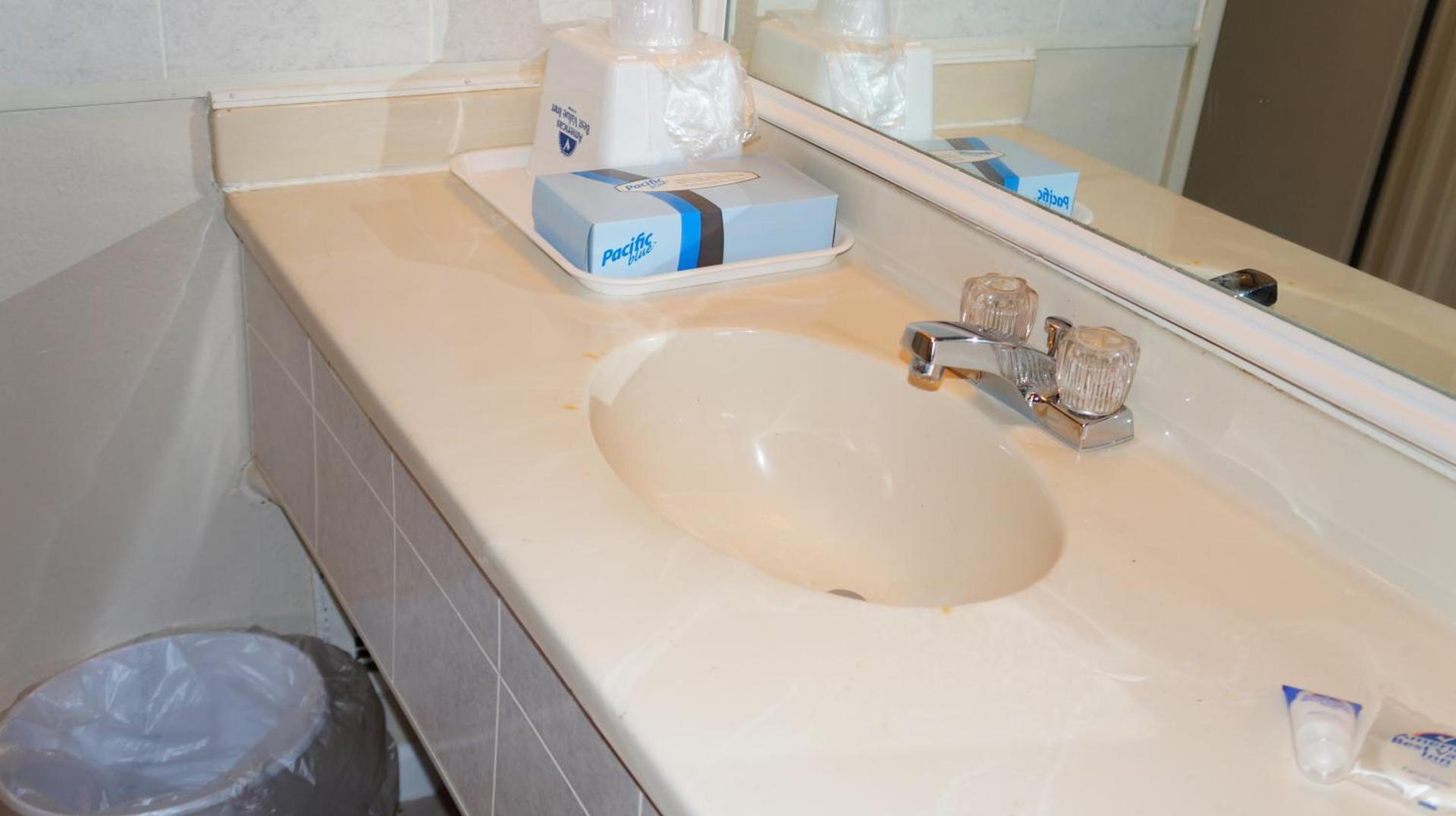 Americas Best Value Inn & Suites Kansas City photo 2