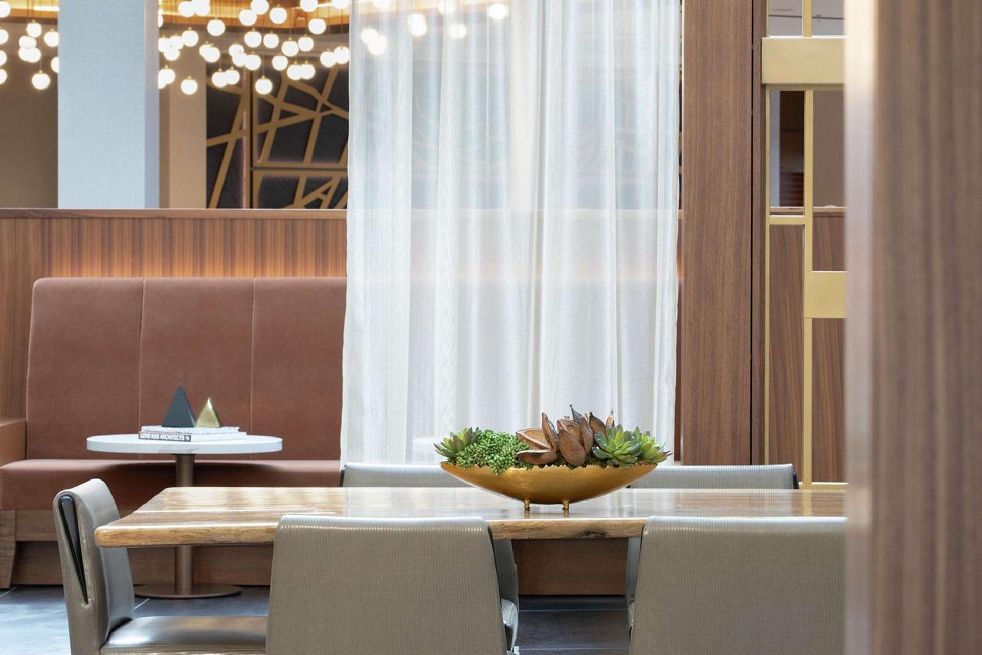 DoubleTree by Hilton Hotel Newark Airport photo 4