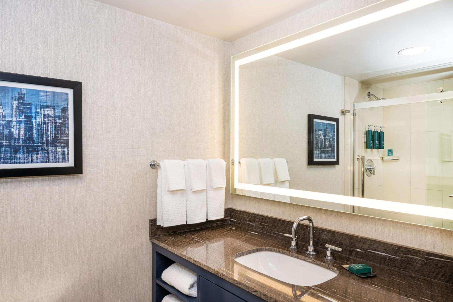 DoubleTree by Hilton Hotel Newark Airport photo 41