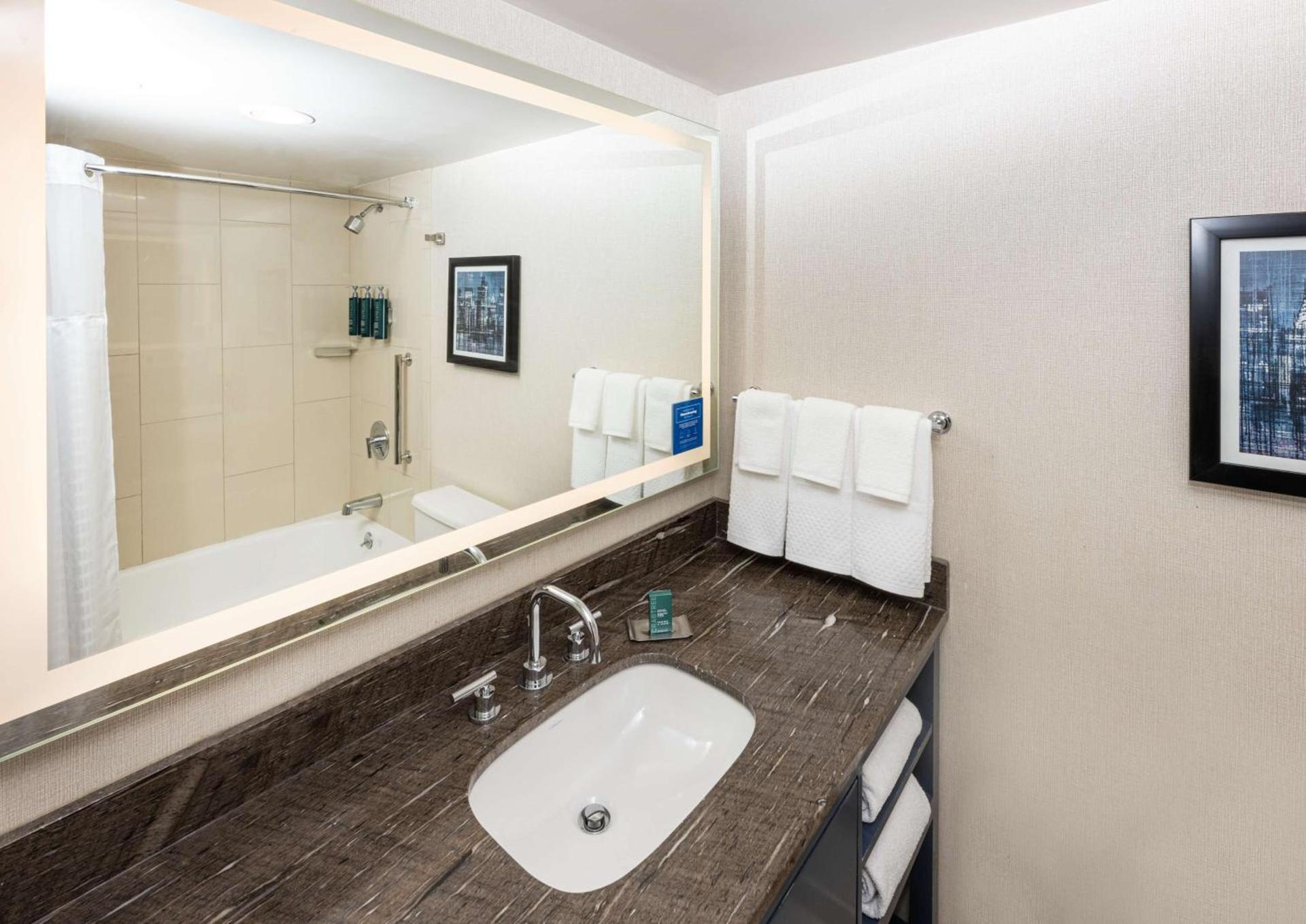 DoubleTree by Hilton Hotel Newark Airport photo 50