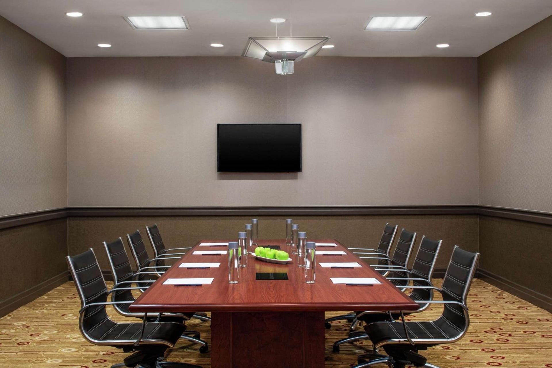 DoubleTree by Hilton Hotel Newark Airport photo 56