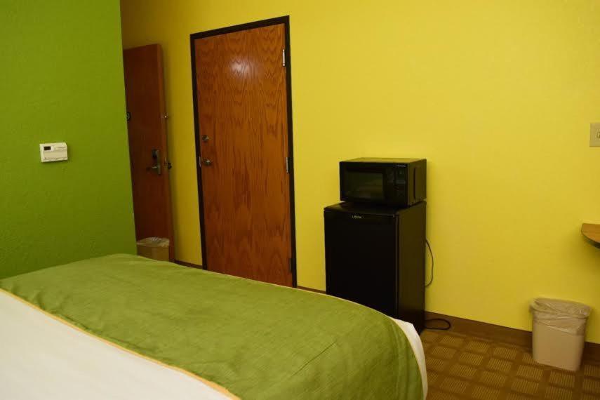Microtel Inn & Suites by Wyndham Delphos photo 59