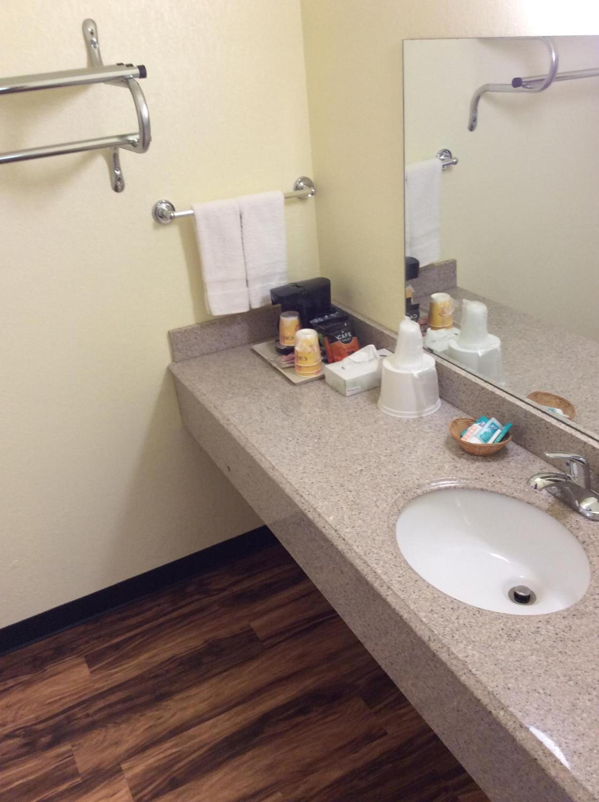 Regency Inn Iola photo 11