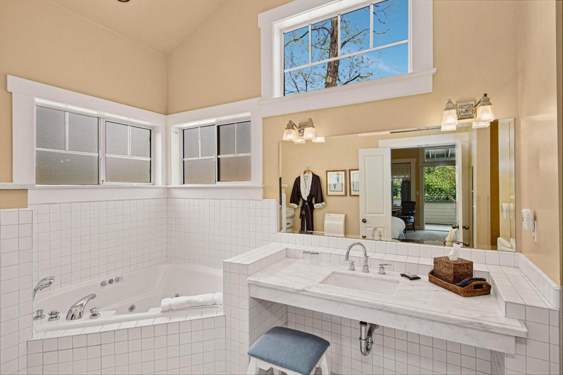 Orchard Hill photo 28