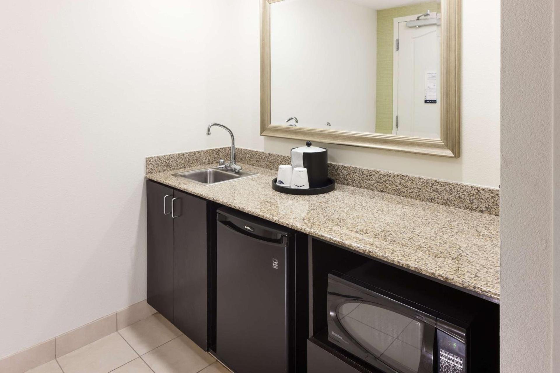 Hampton Inn & Suites Gainesville Downtown photo 43