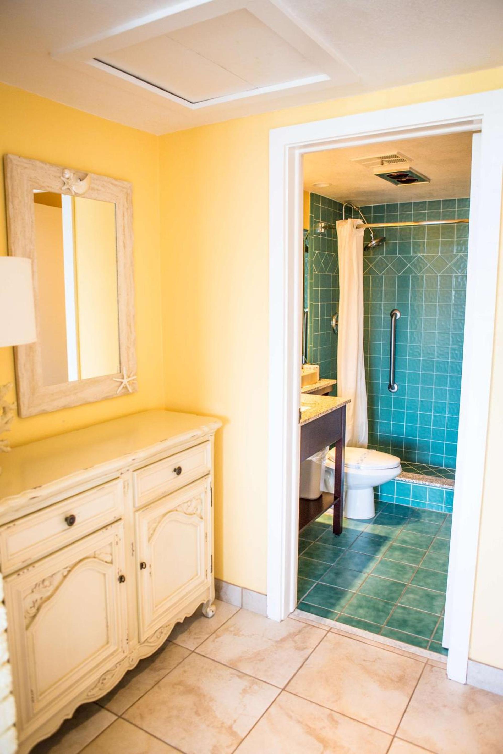 Best Western Plus Yacht Harbor Inn photo 7