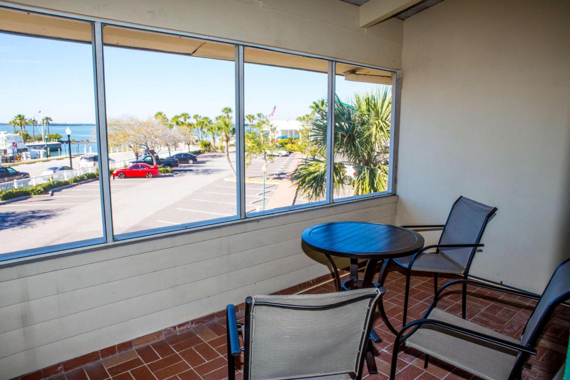 Best Western Plus Yacht Harbor Inn photo 19