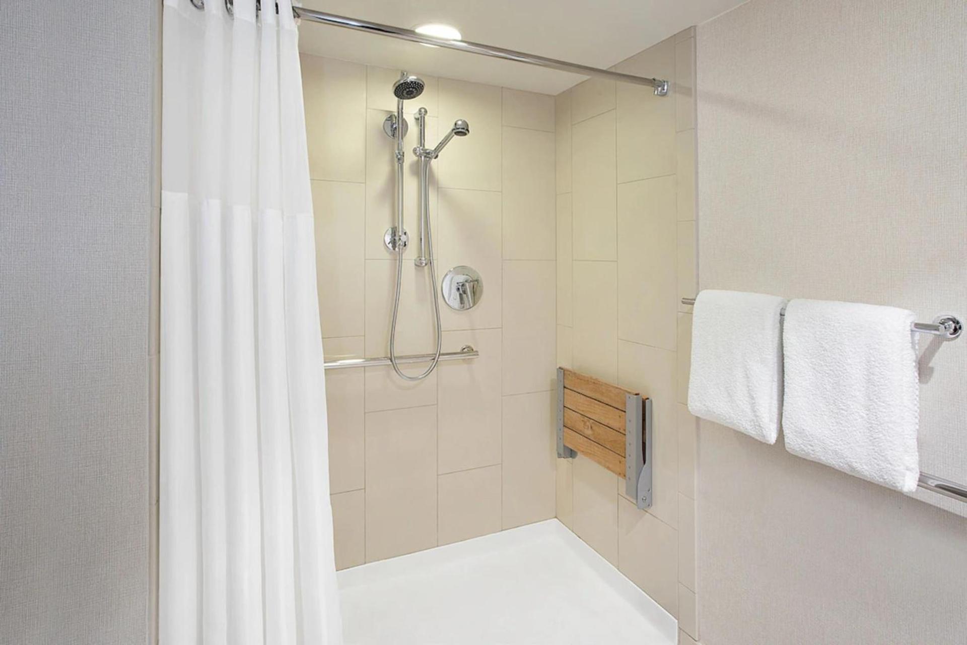 DoubleTree by Hilton Hotel Newark Airport photo 81