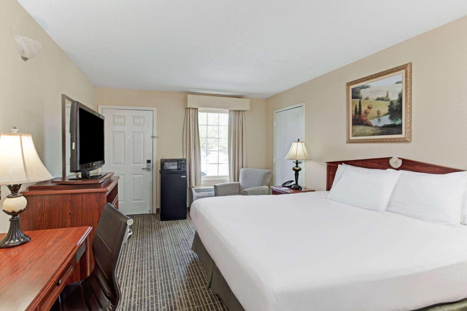 Baymont by Wyndham Sanford photo 9