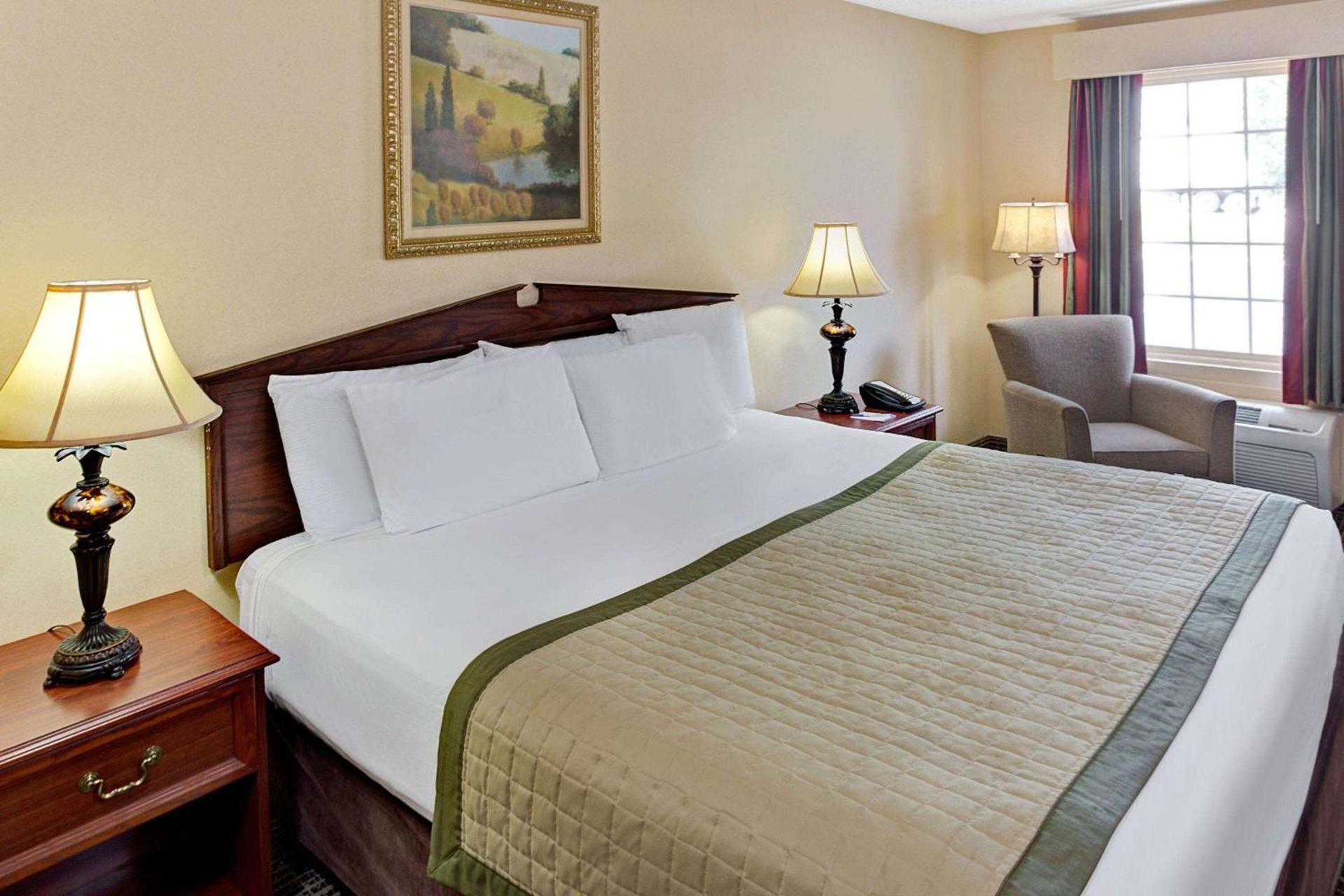 Baymont by Wyndham Sanford photo 11