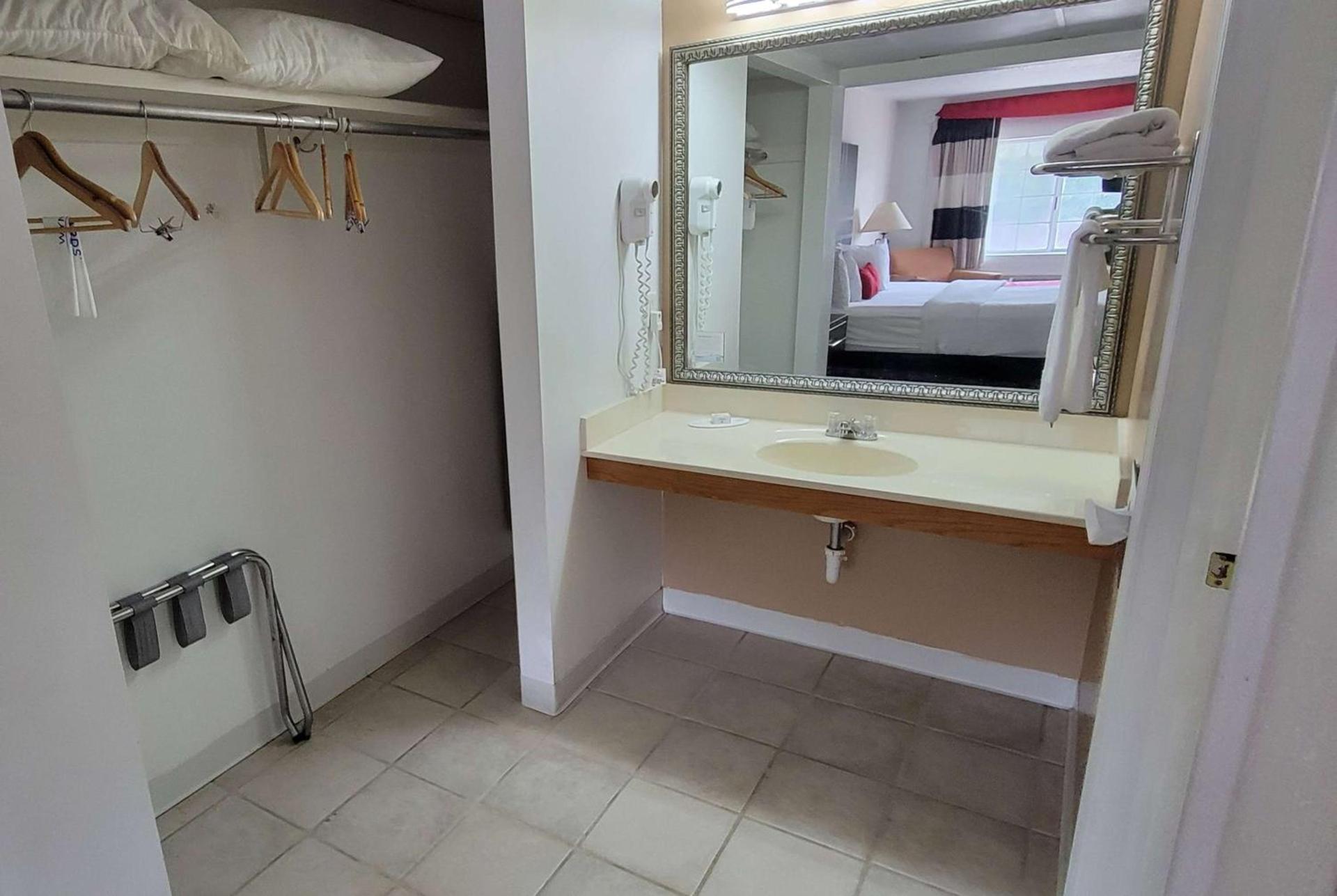 Ramada by Wyndham Mountain Home photo 79