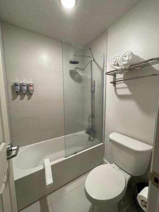 Newly renovated room in cozy hotel near Disney 2 photo 15