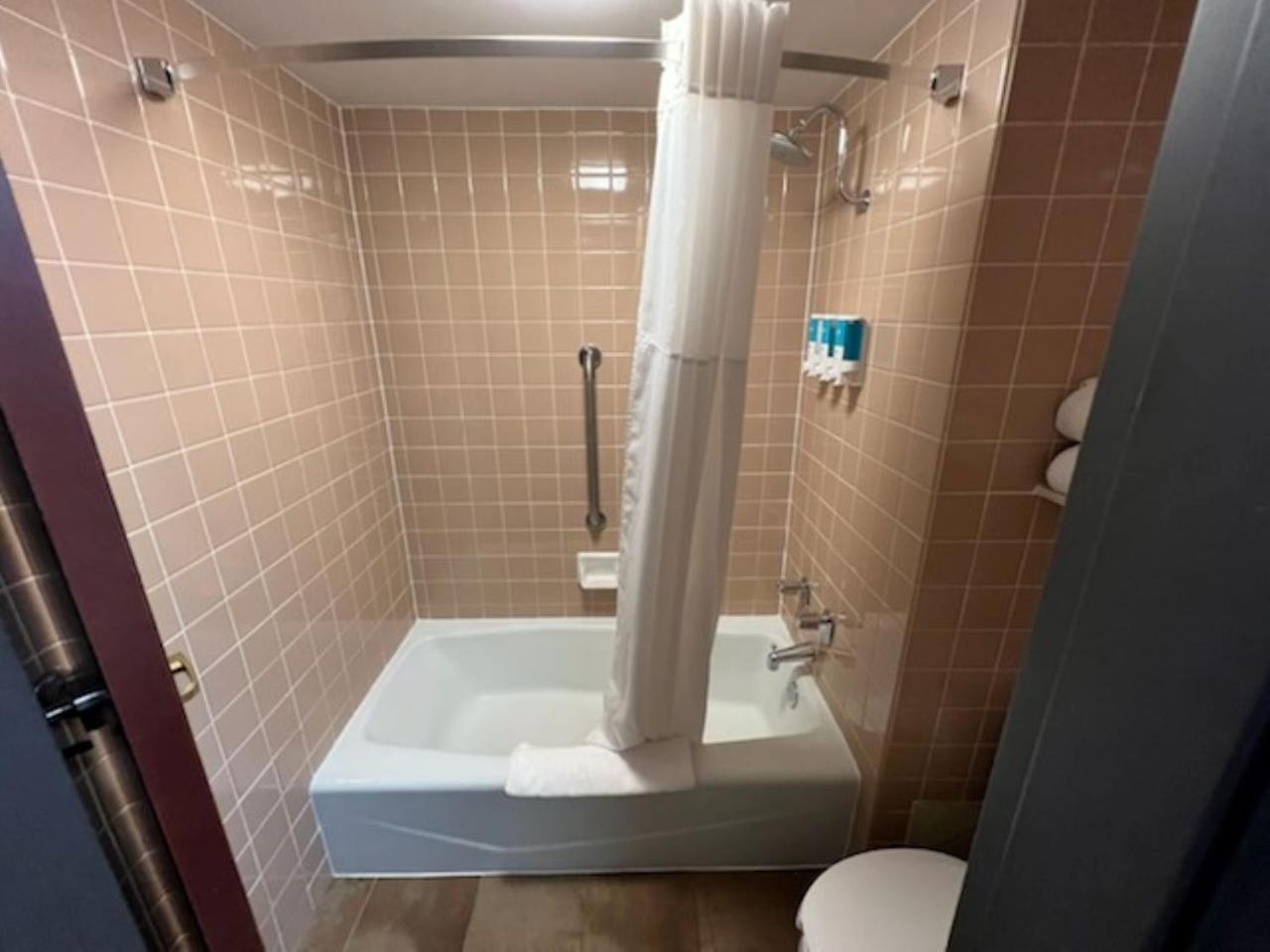 Hotel Lotus Kansas City Merriam photo 32
