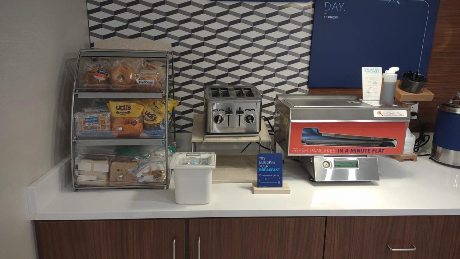 Holiday Inn Express & Suites Chicago West - St Charles by IHG photo 5