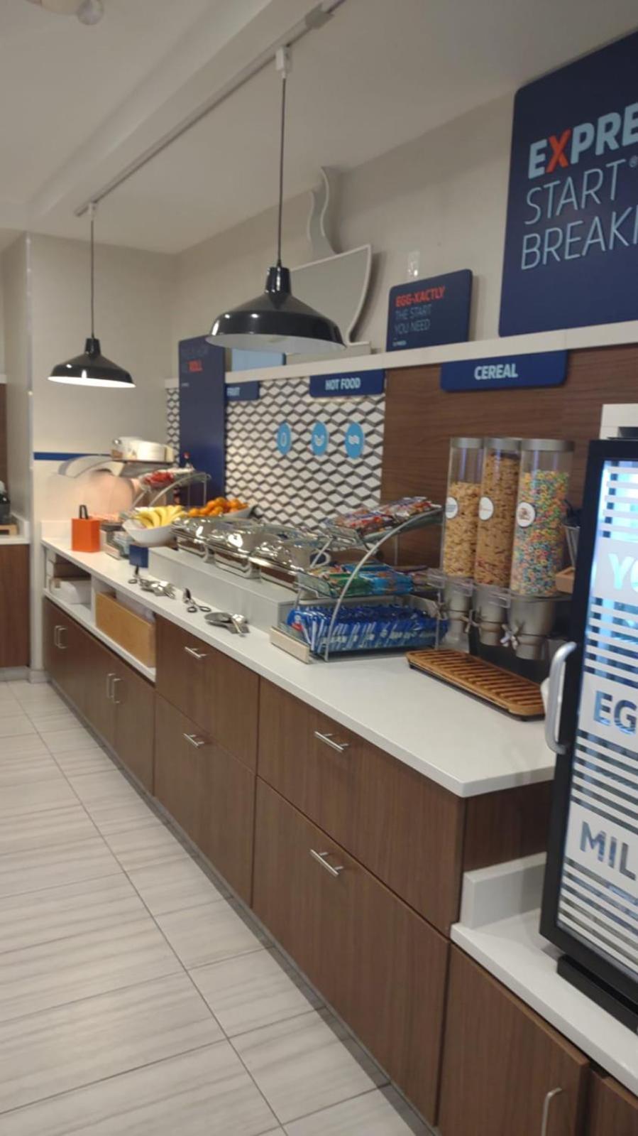 Holiday Inn Express & Suites Chicago West - St Charles by IHG photo 9