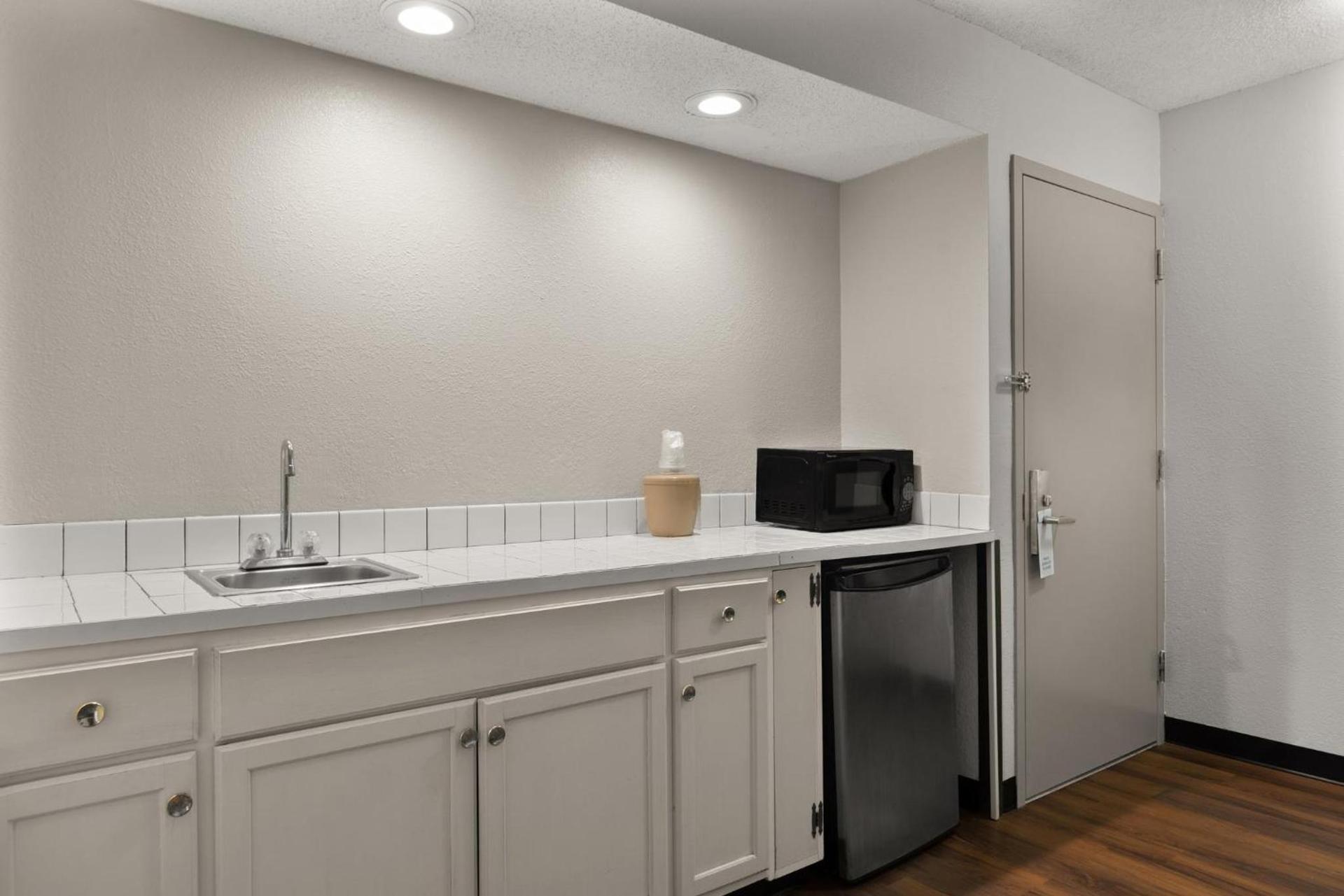 Red Roof Inn & Suites Savannah Airport photo 11
