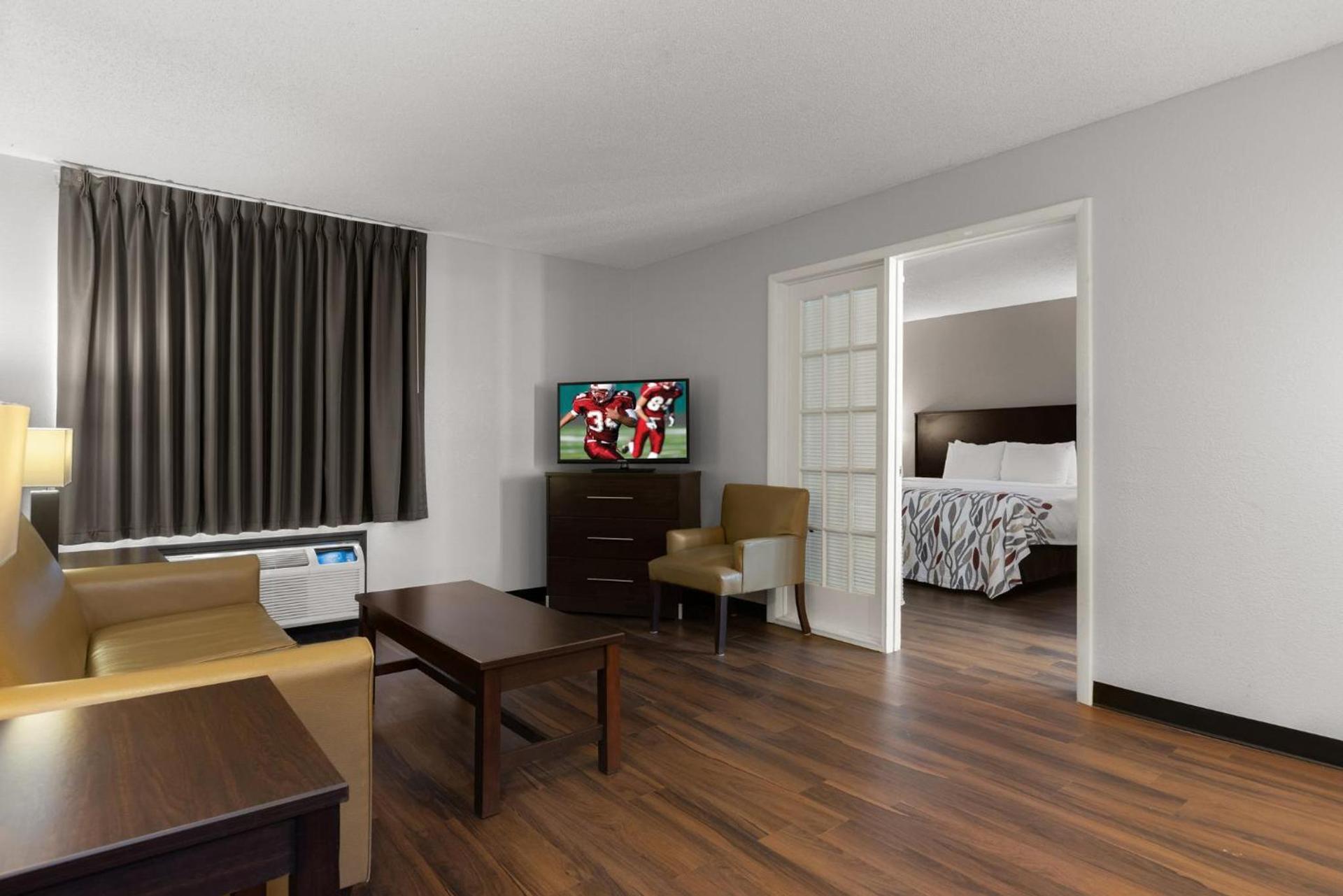 Red Roof Inn & Suites Savannah Airport photo 19
