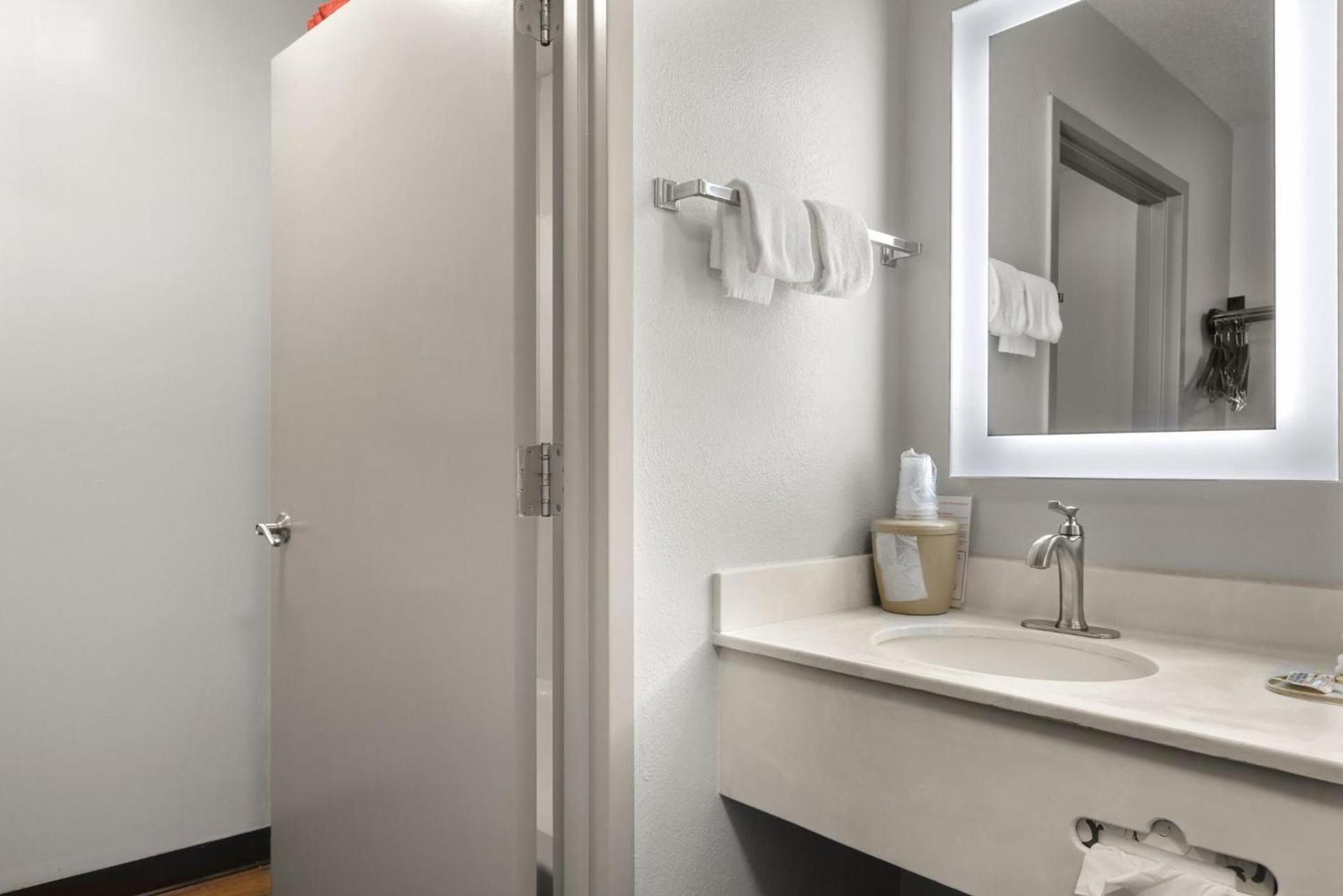 Red Roof Inn & Suites Savannah Airport photo 31
