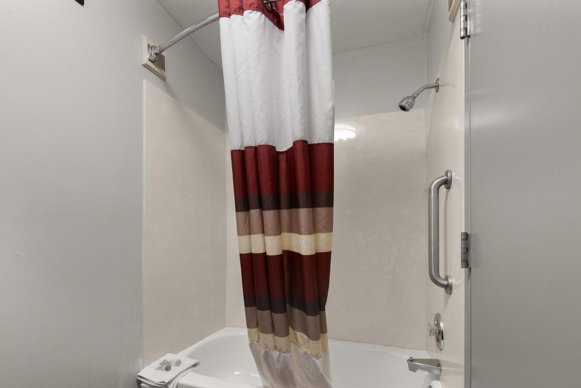 Red Roof Inn & Suites Savannah Airport photo 32