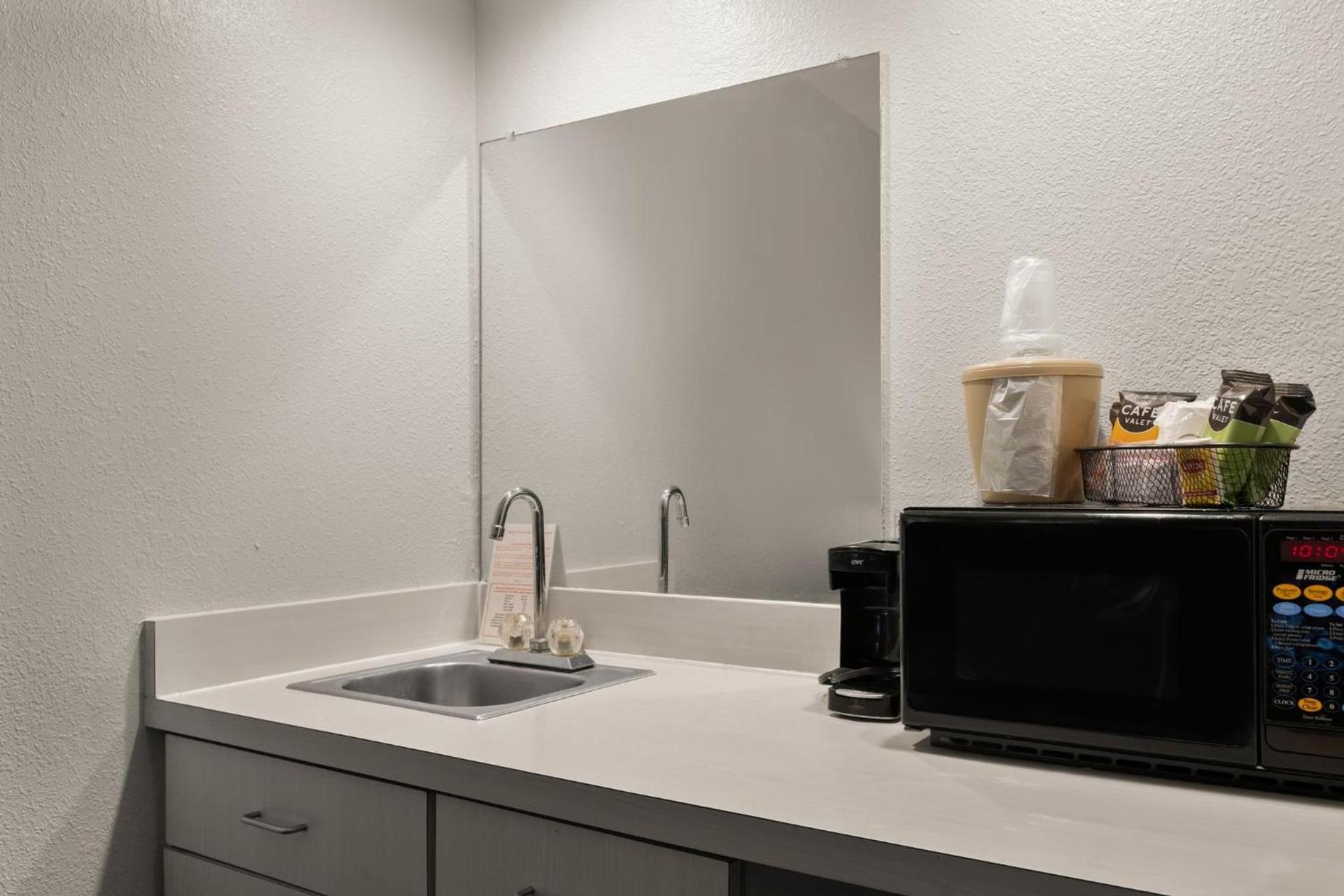Red Roof Inn & Suites Savannah Airport photo 30